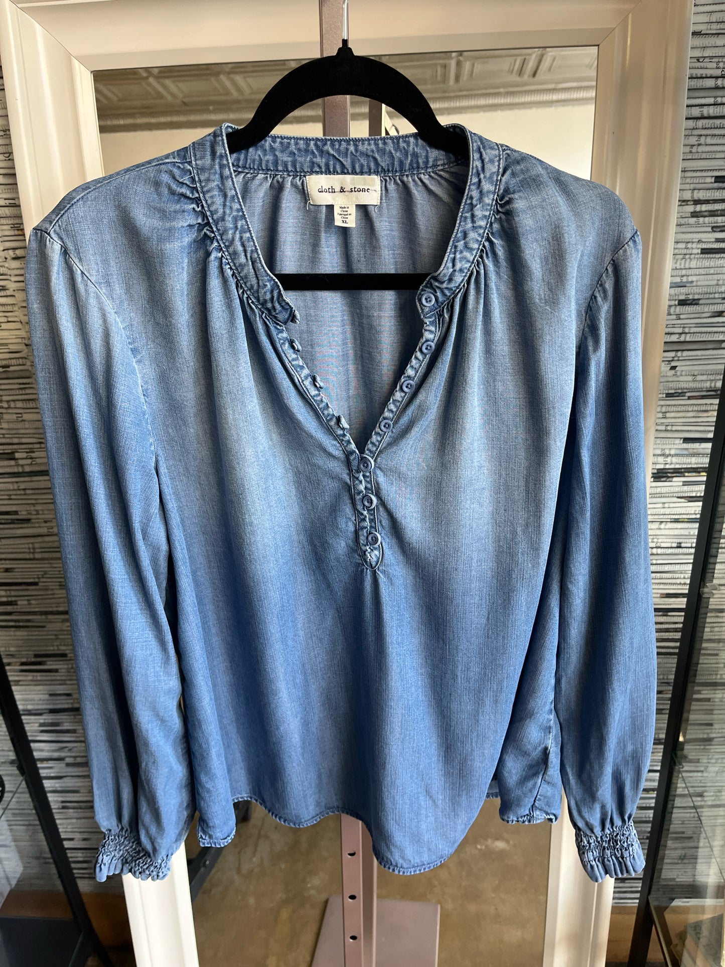 Cloth & Stone Size XL Denim Top