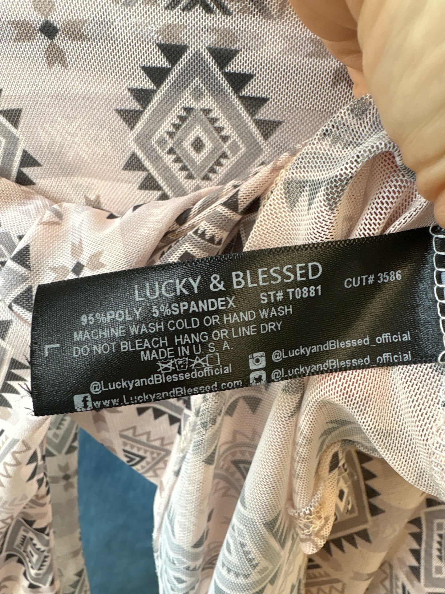 Lucky & Blessed Size L Cream + black Top