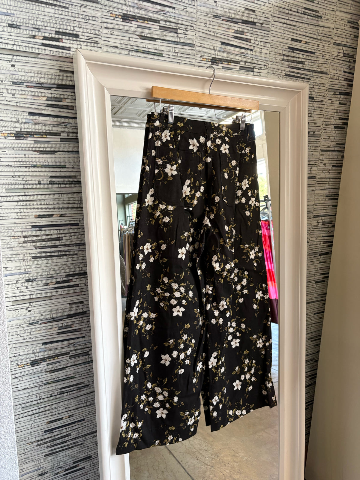 entro Size S black/floral Pants