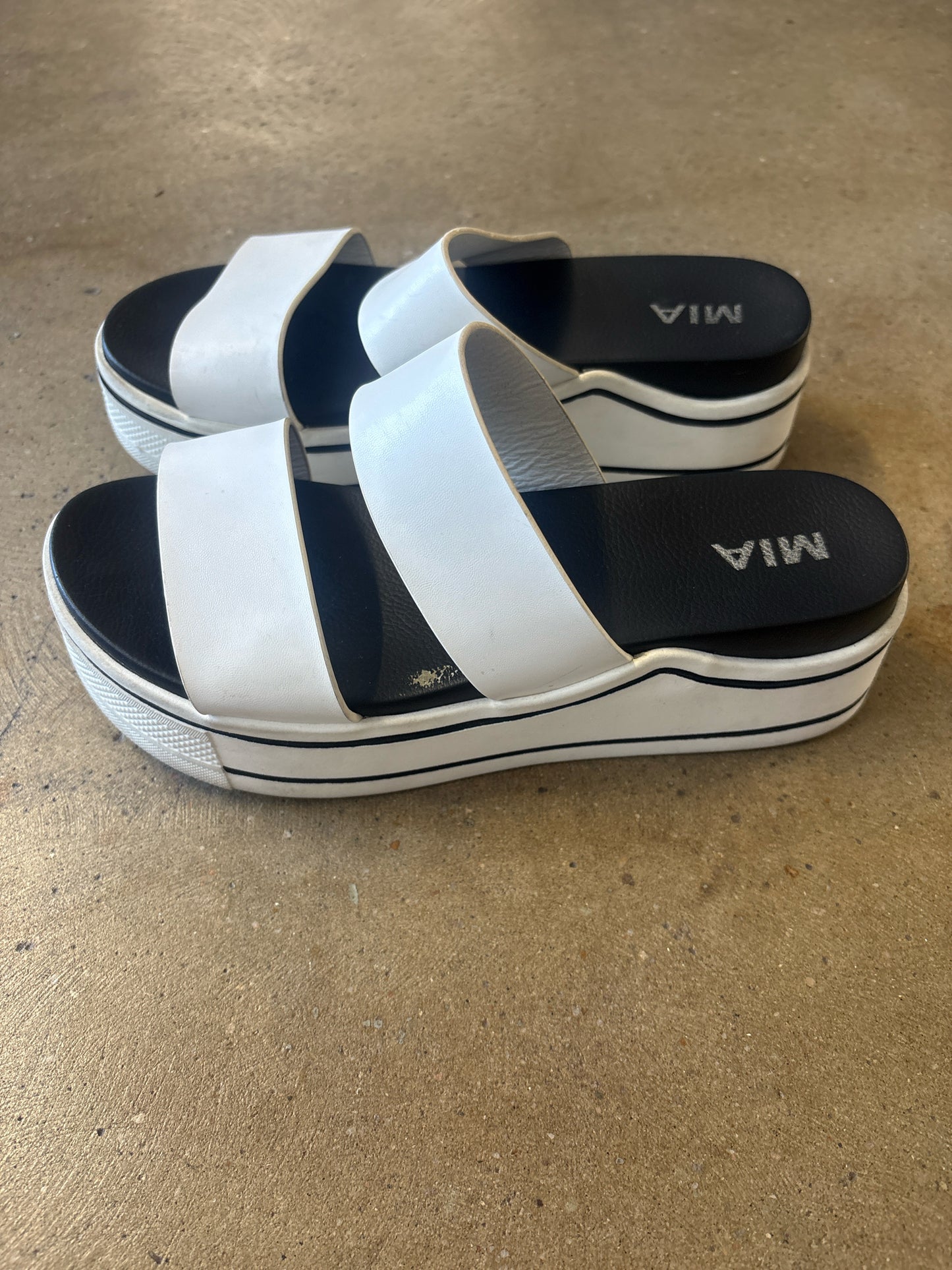 mia Shoe Size 9 White + Black Sandals