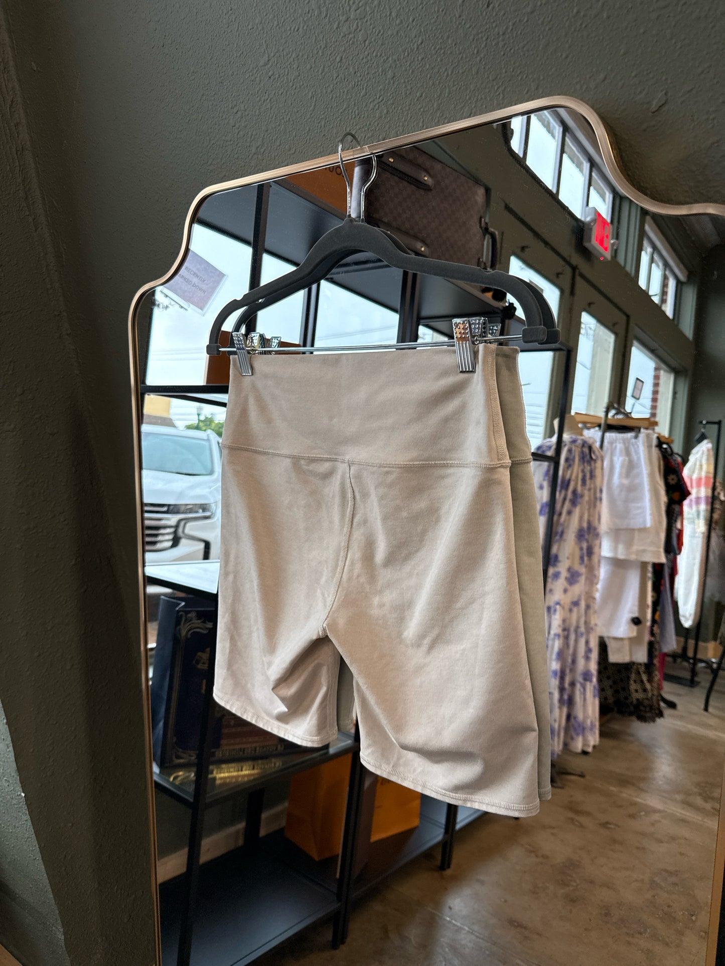 Alo Size M Tan Shorts