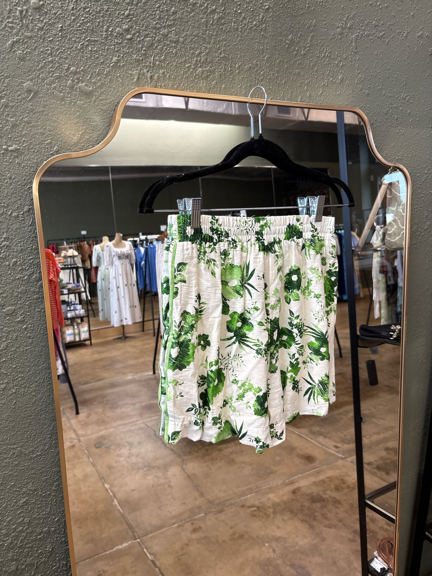 entro Size S Cream/Green Shorts