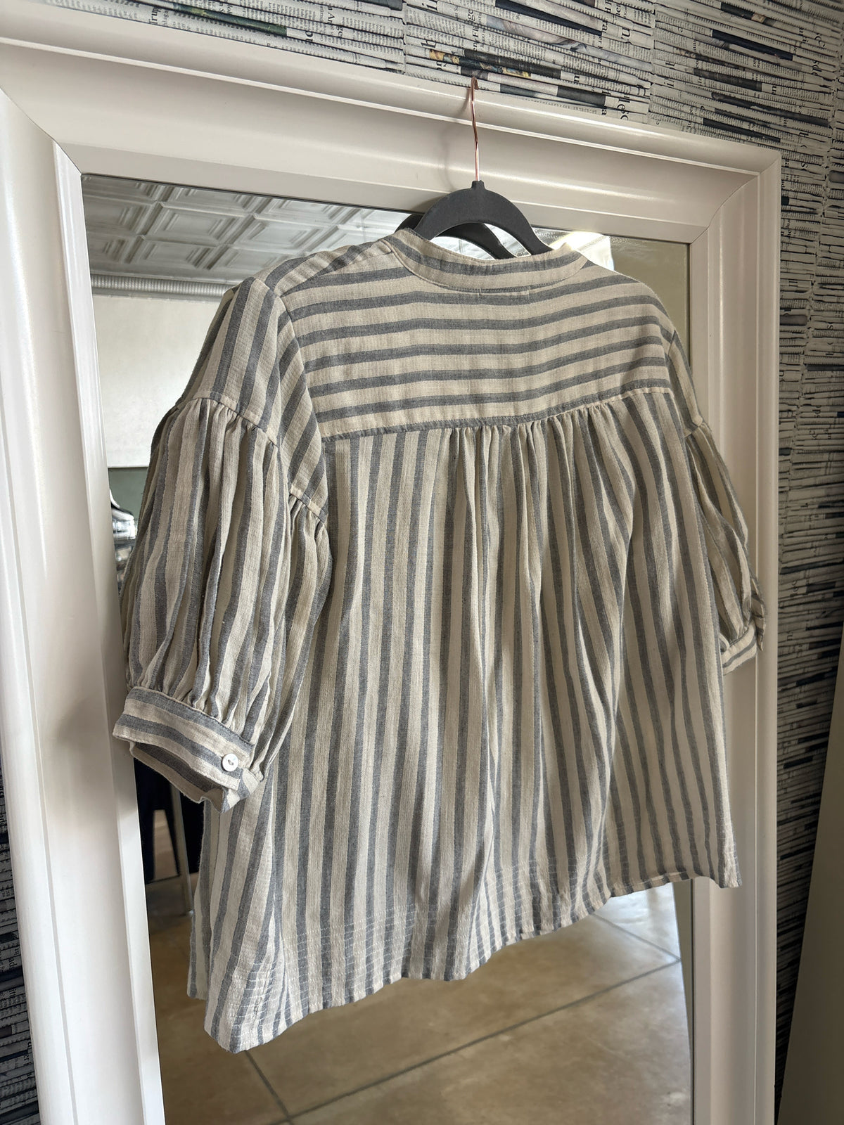 KLd Size M Gray & Off White Top