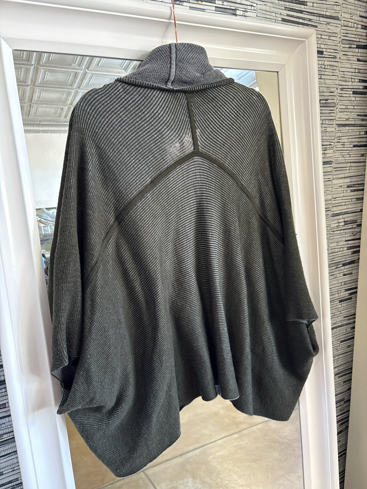 Lululemon Size OS Olive Green Knit Poncho/Cape