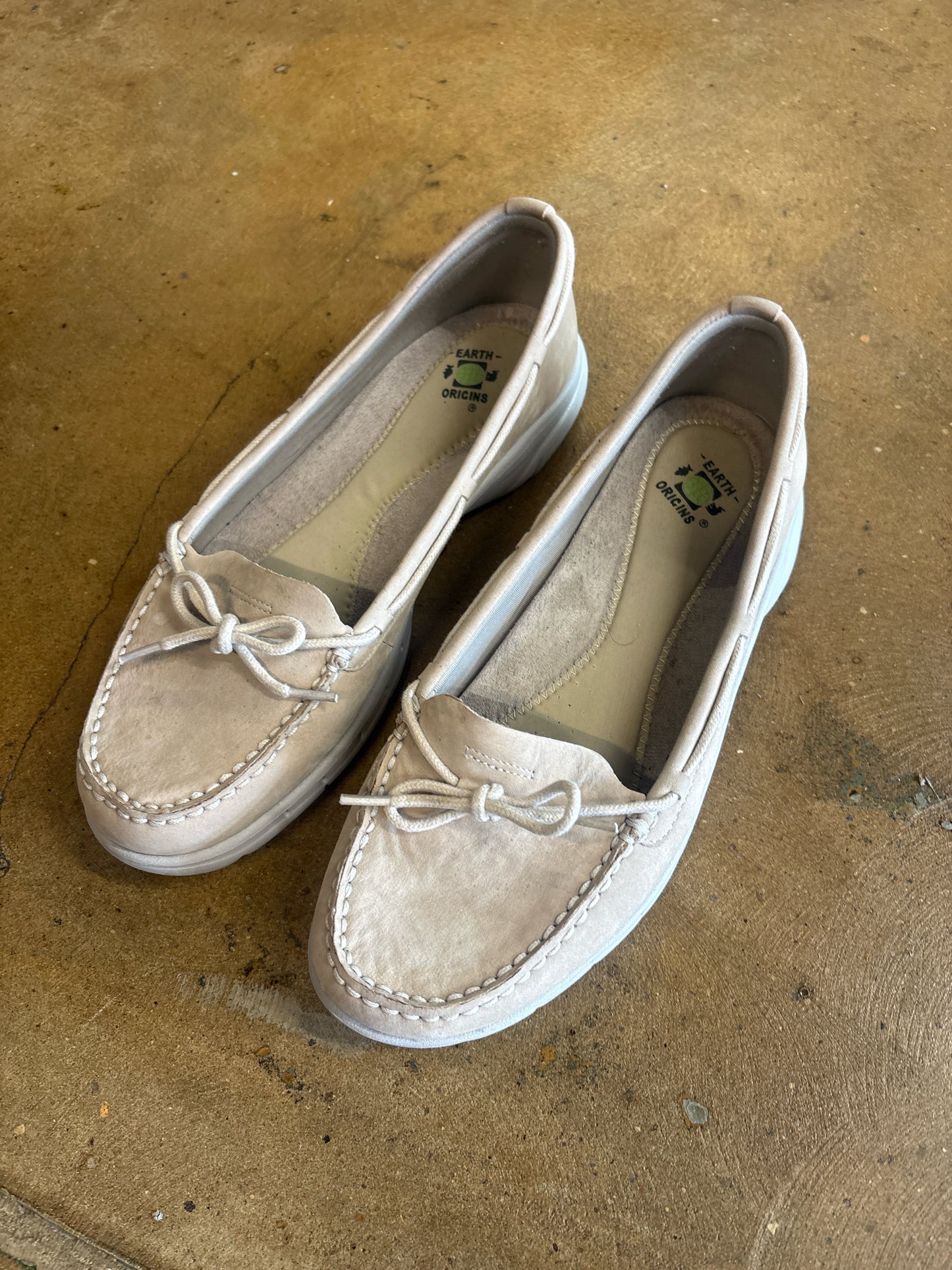 Earth Origins Shoe Size 10 Cream Loafers