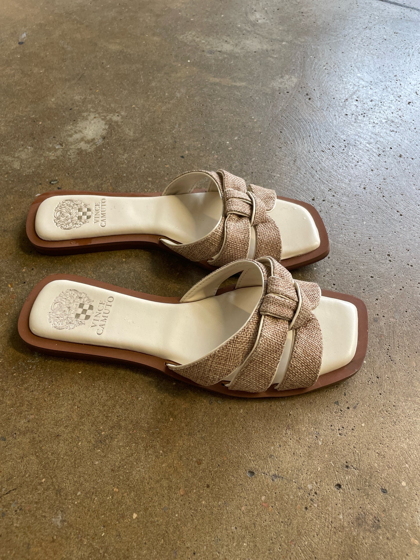 Vince Camuto Shoe Size 8 Cream/Taupe Sandals