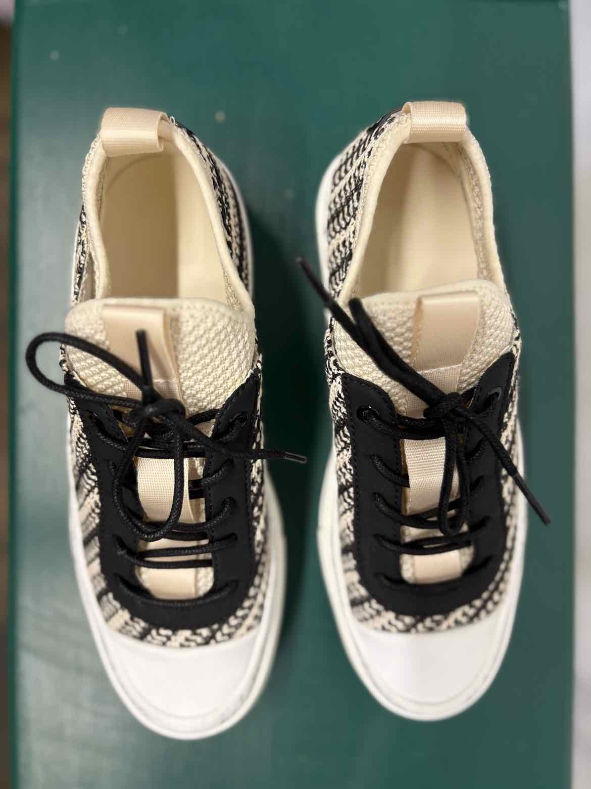 KARL LAGERFELD Shoe Size 8.5 White/Black speckled Sneakers