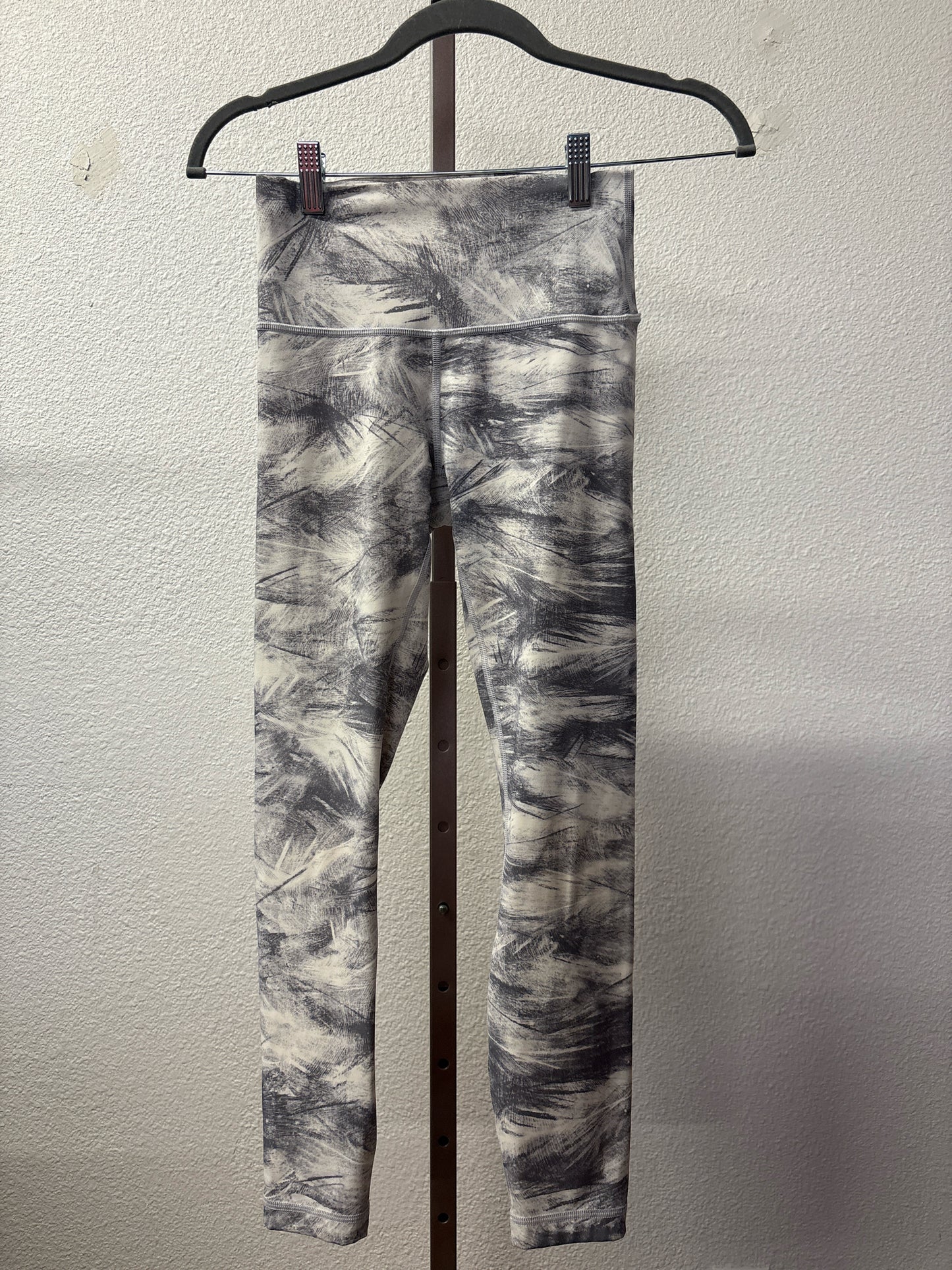 Lululemon Size 4 White/Gray Legging