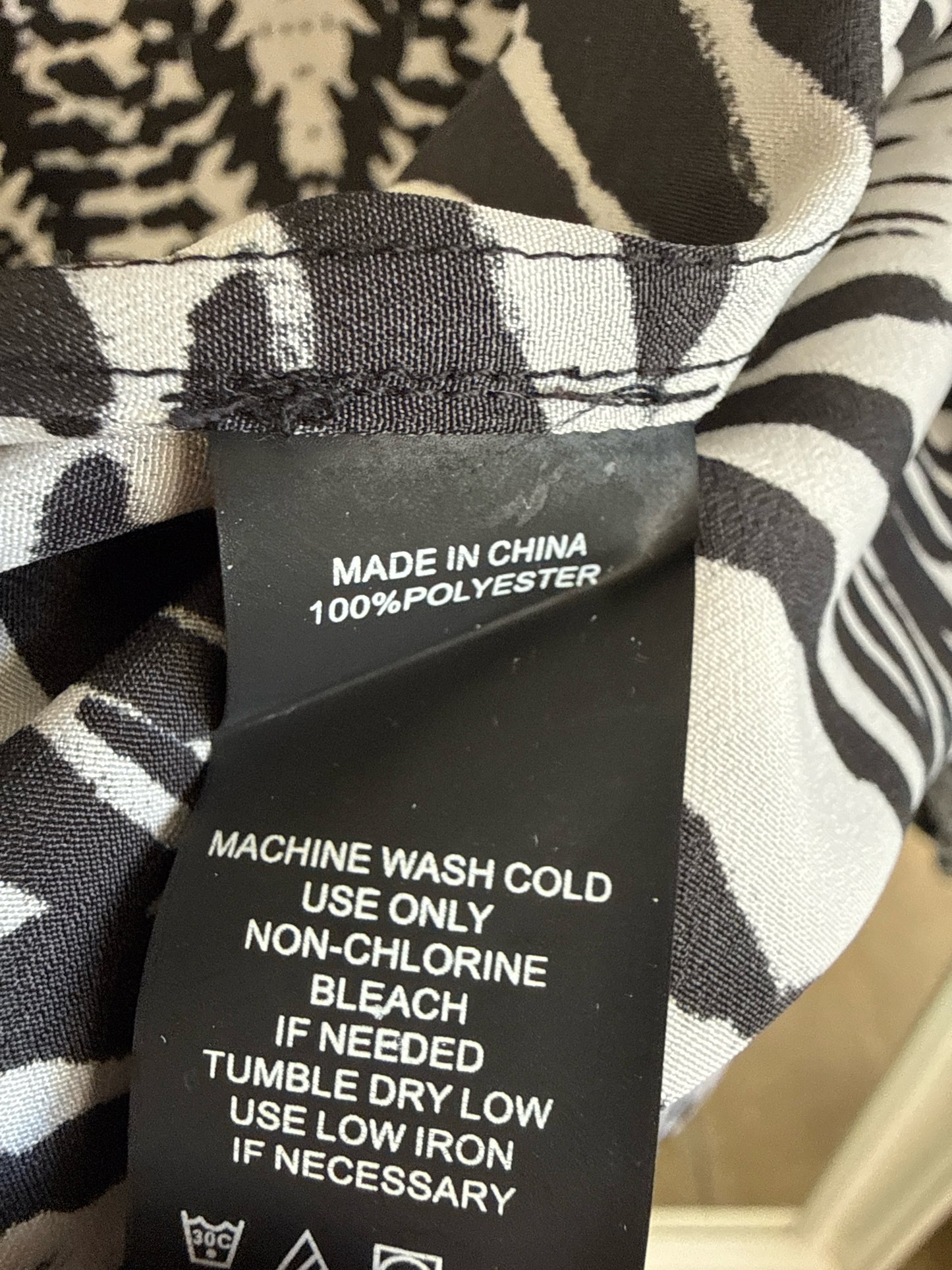 Vince Camuto Size M Black/White Top