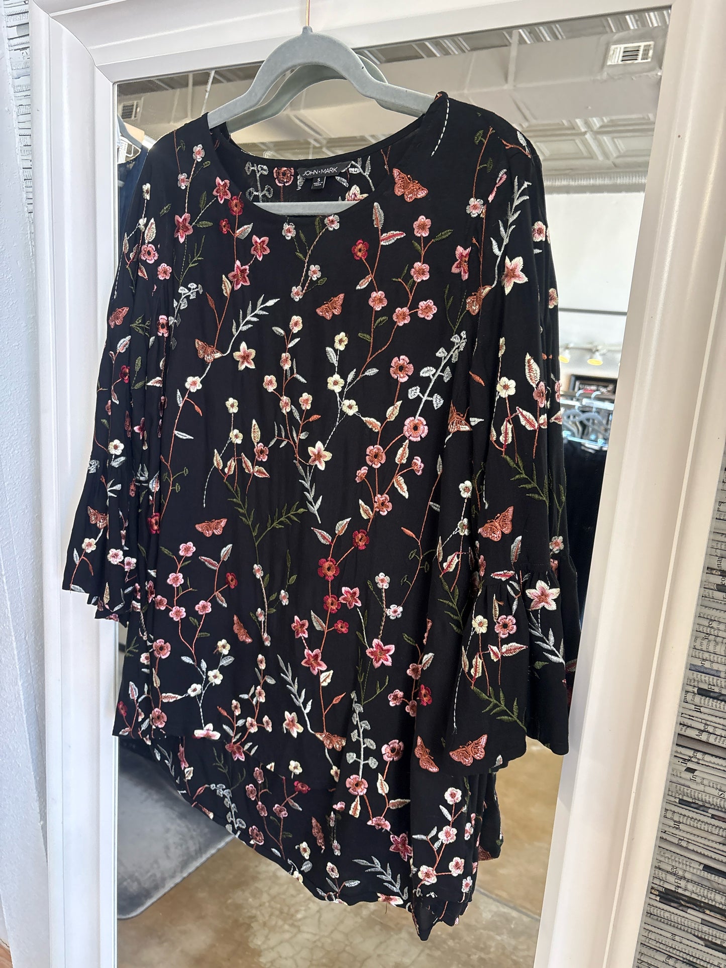 John Mark Size S Black Floral Top