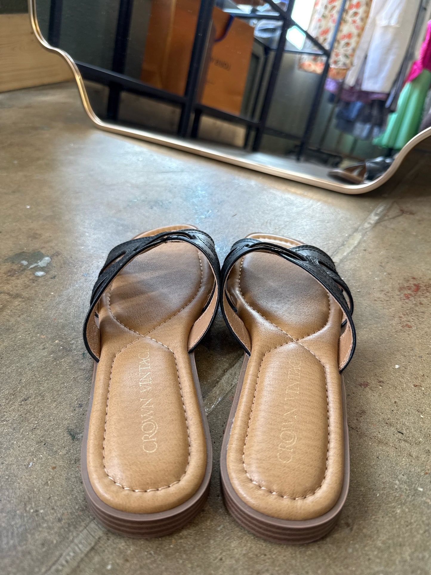 Crown Vintage Shoe Size 8 Tan/Black Sandals
