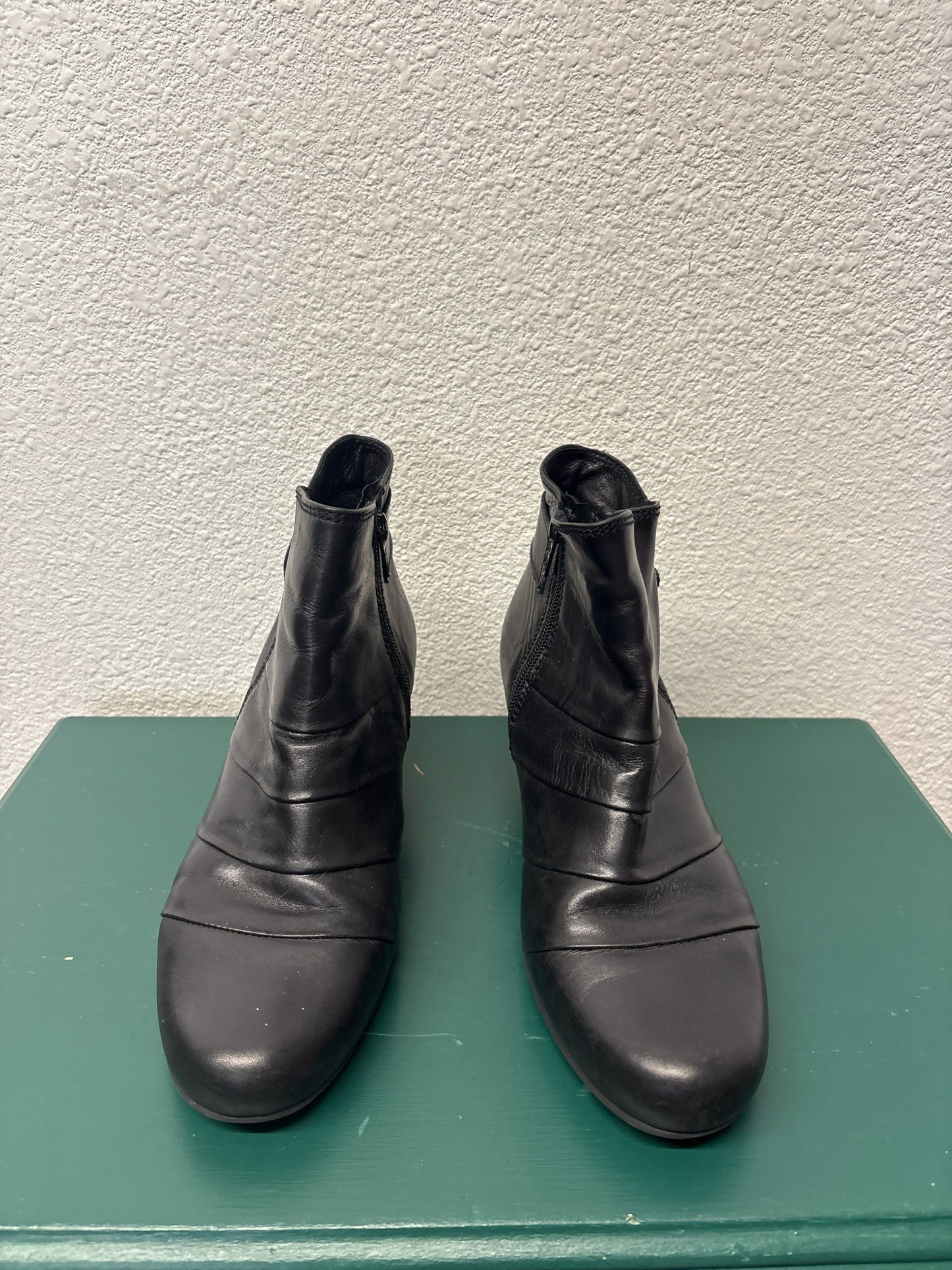 TAOS Shoe Size 39 Black bootie Boots