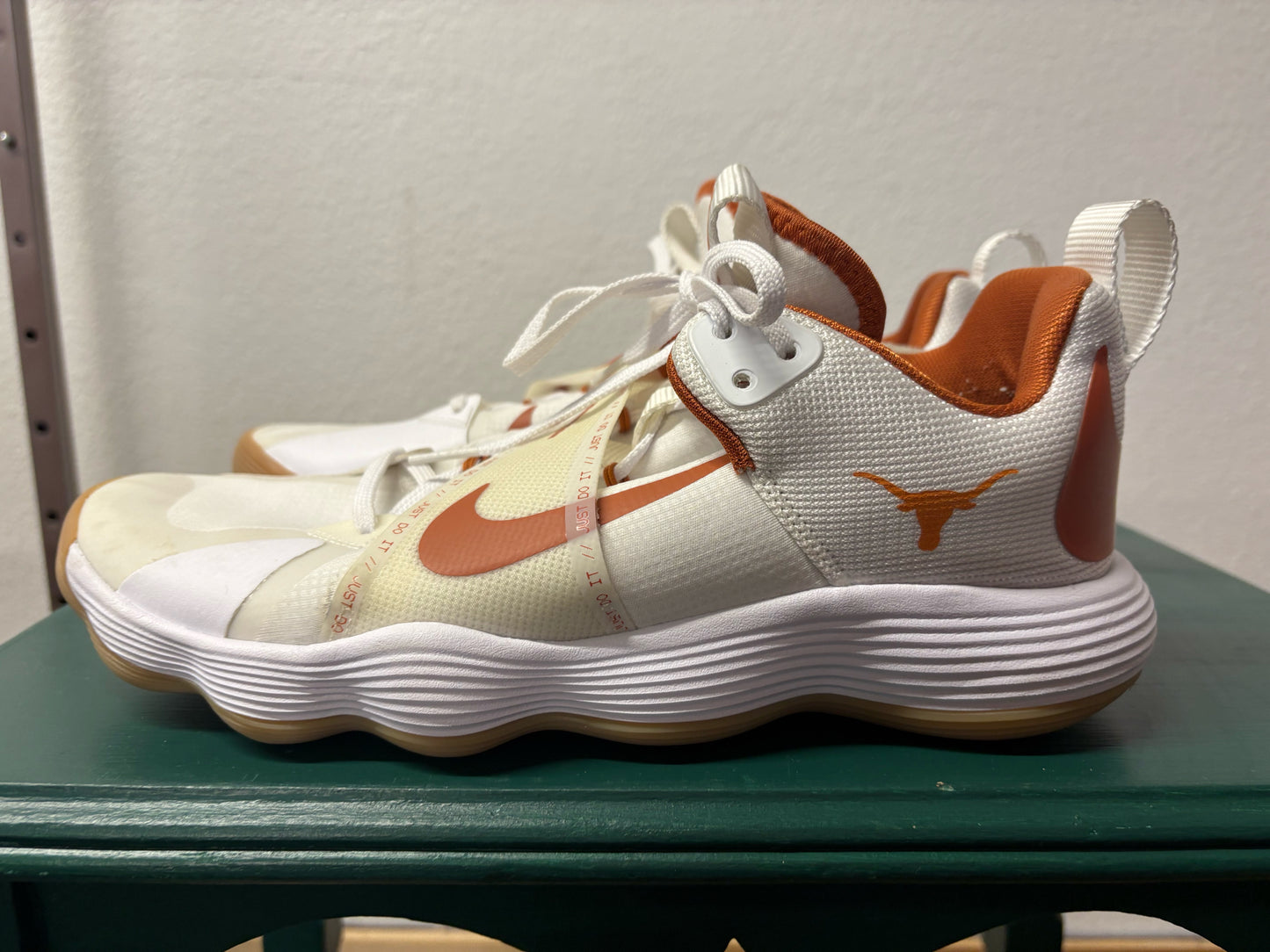 NIKE Shoe Size 9.5 Sneakers