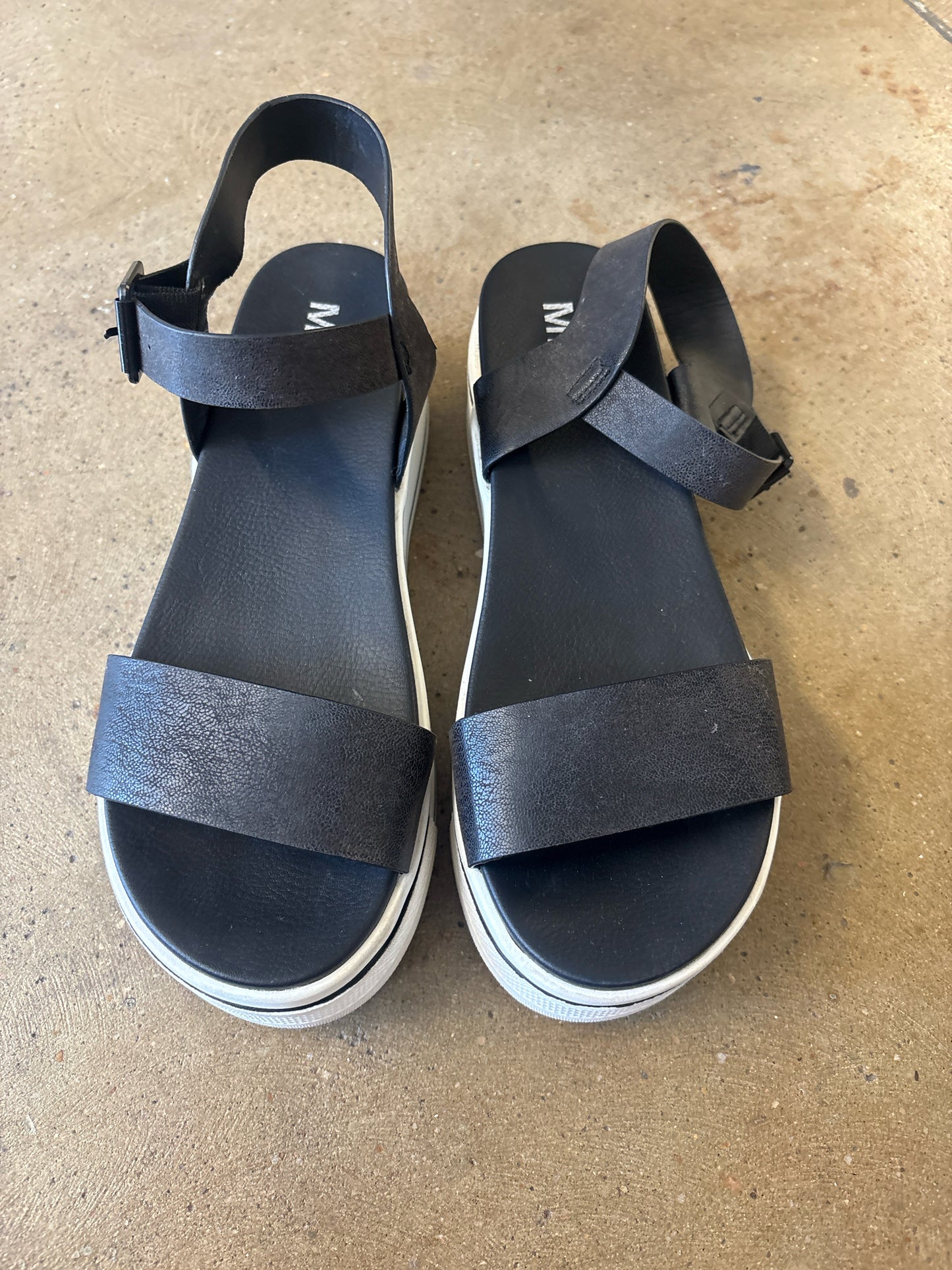 mia Shoe Size 8.5 Black & White Sandals