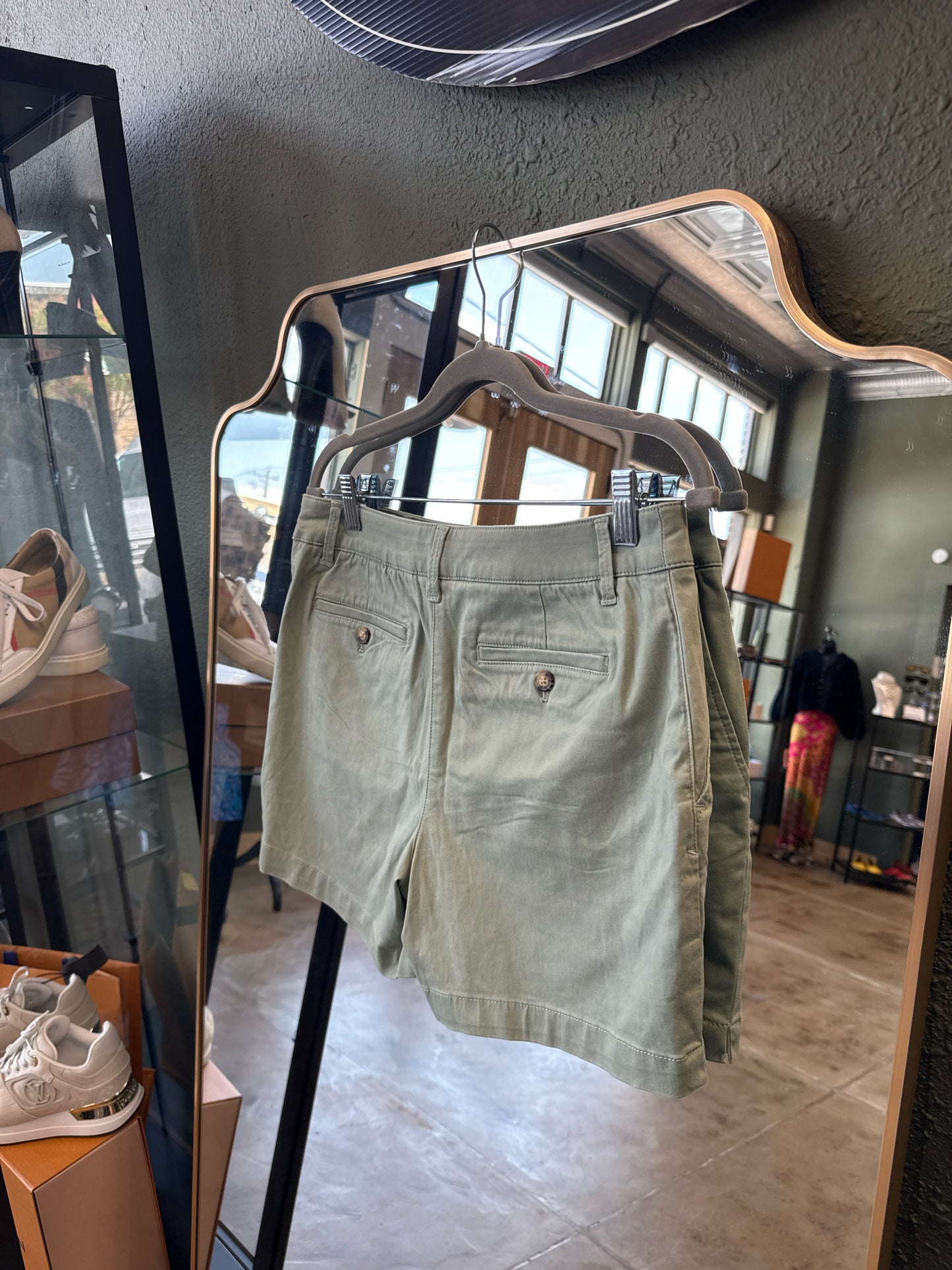 Tommy Bahama Size 6 Green Shorts