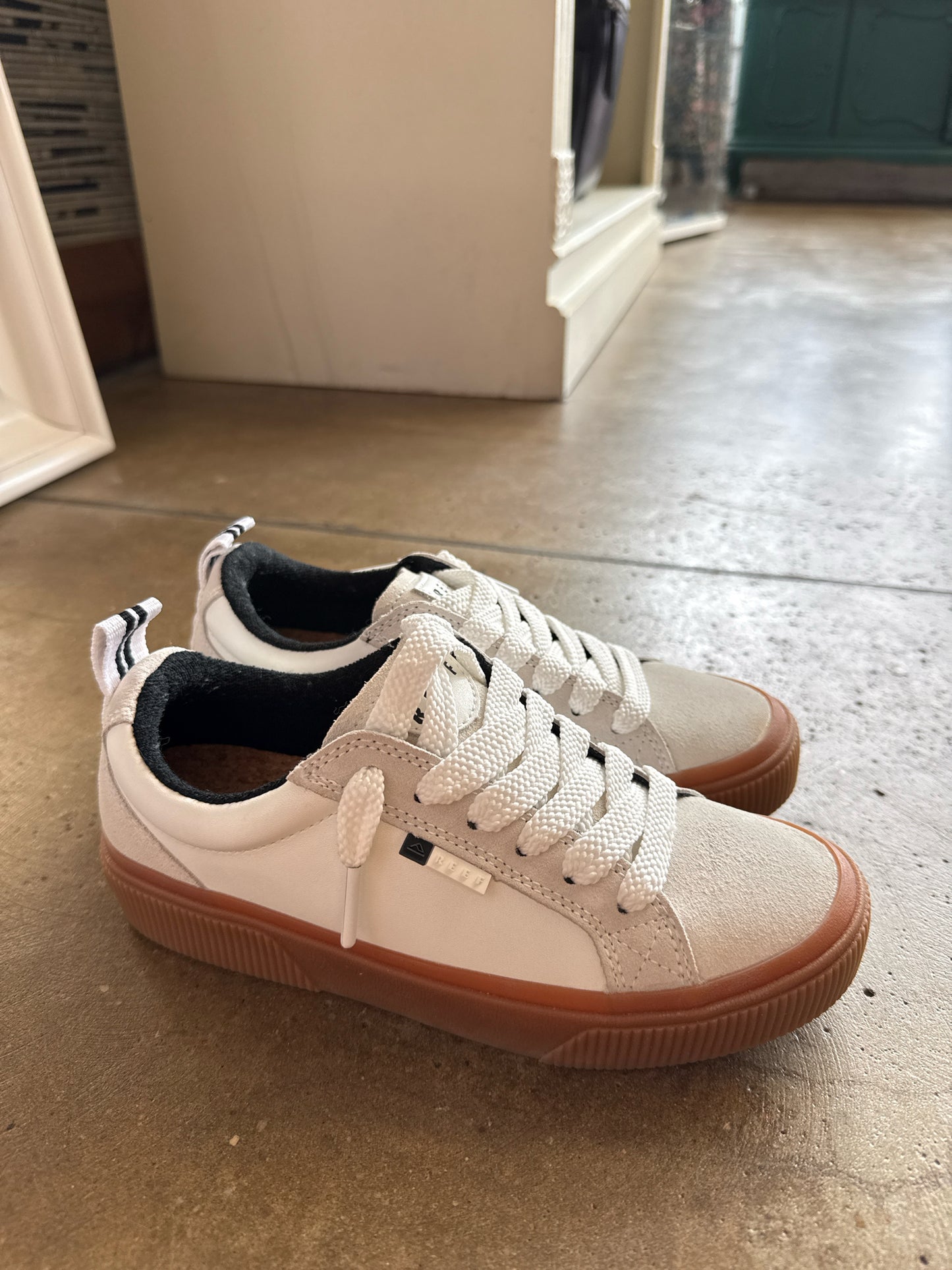 Reef Shoe Size 6 White/Cream Sneakers