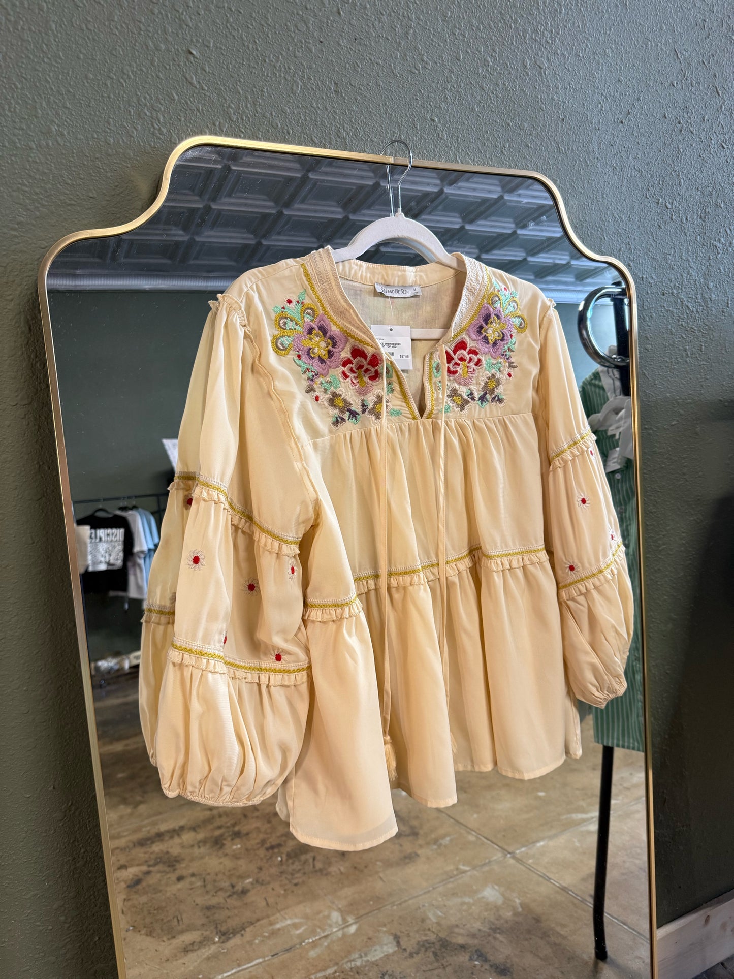 SEE AND BE SEEN Size M Cream Top