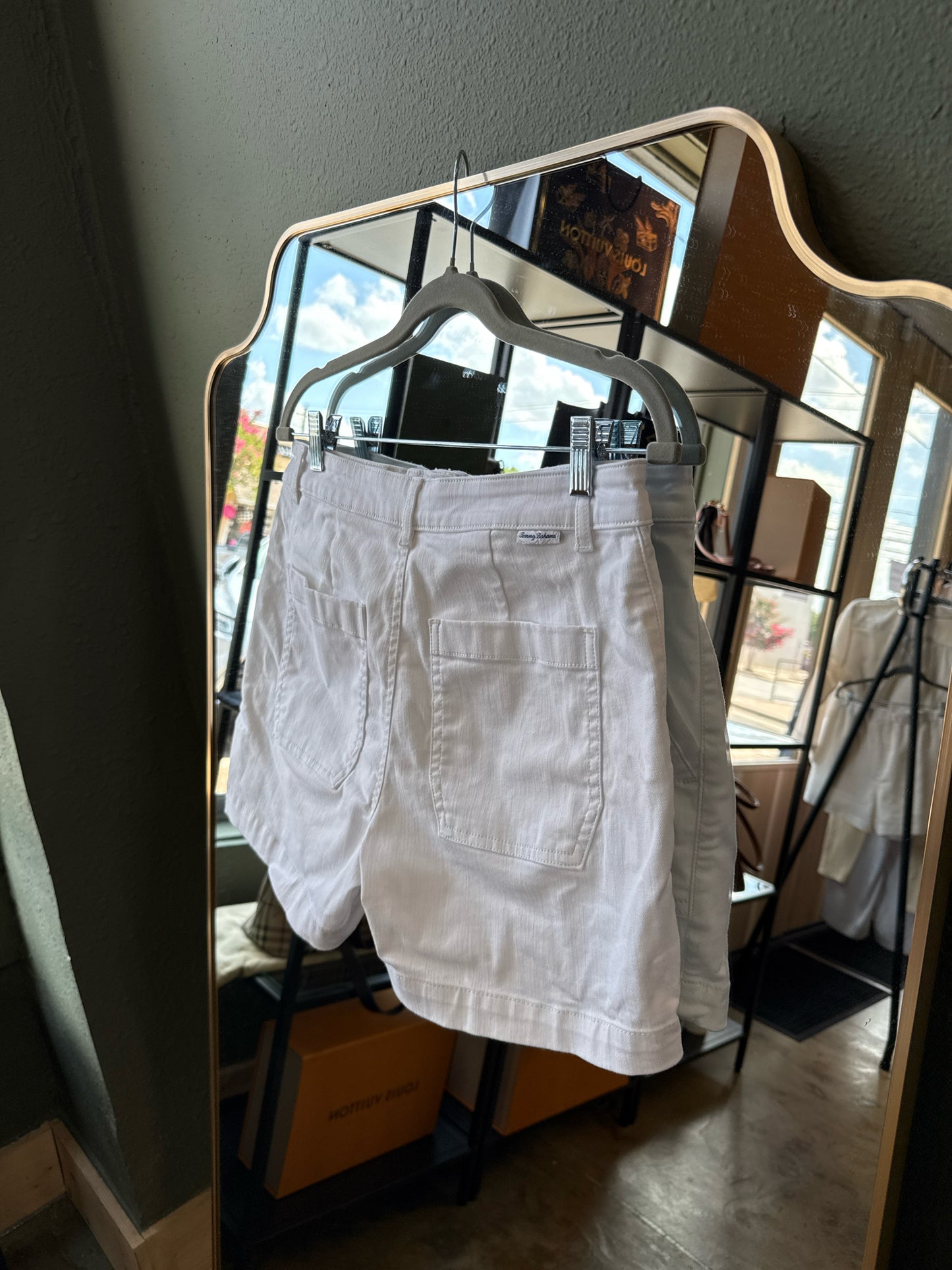Tommy Bahama Size 8 White Shorts