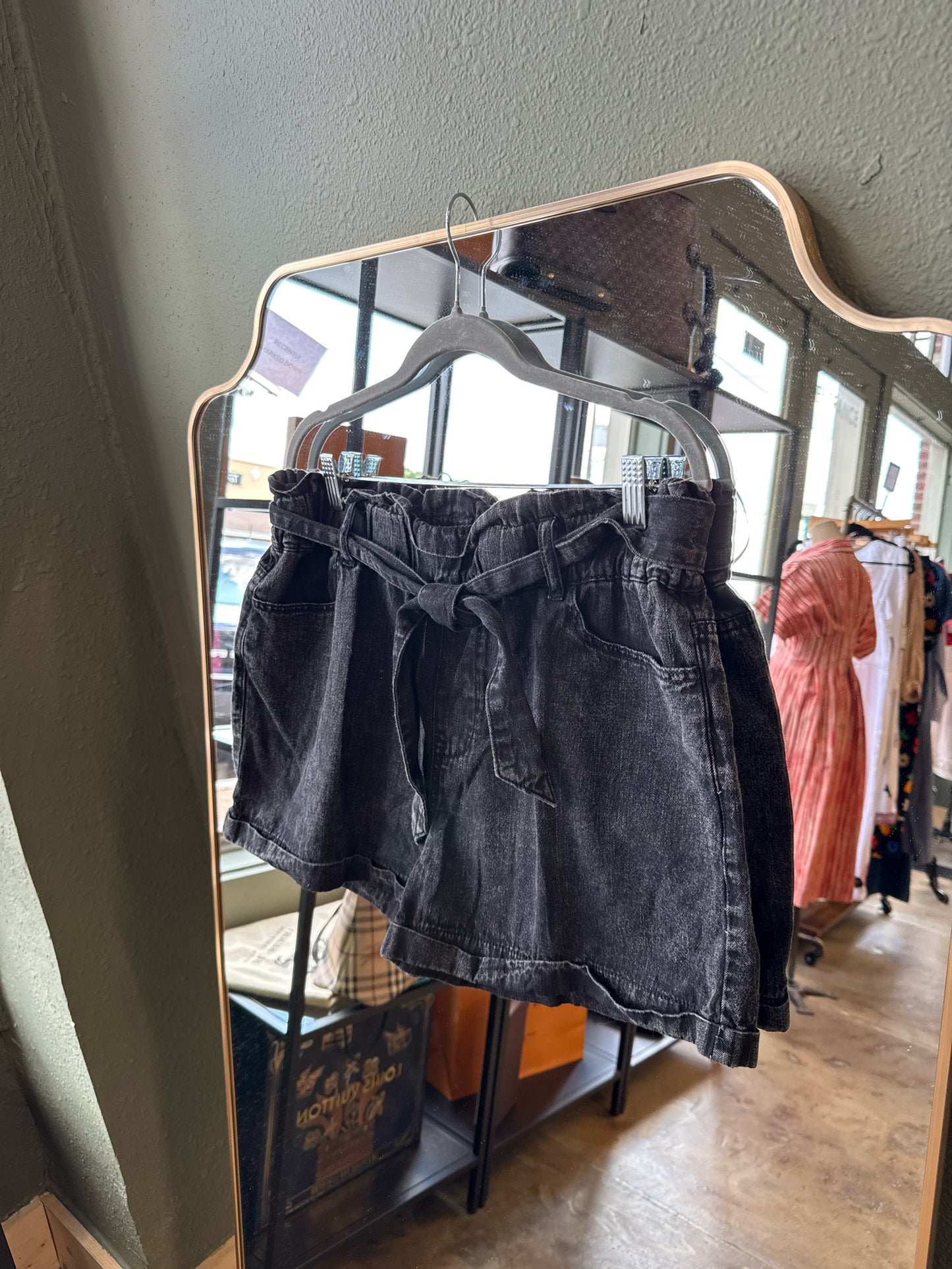 TGLA Size L Black Shorts