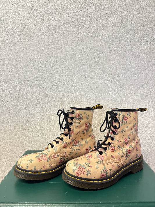 Doc Marten Shoe Size 7 white/multi Boots