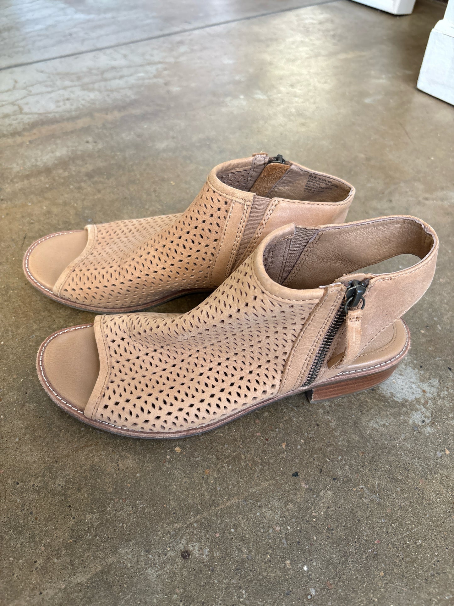 Sofft Shoe Size 8.5 Tan Sandals