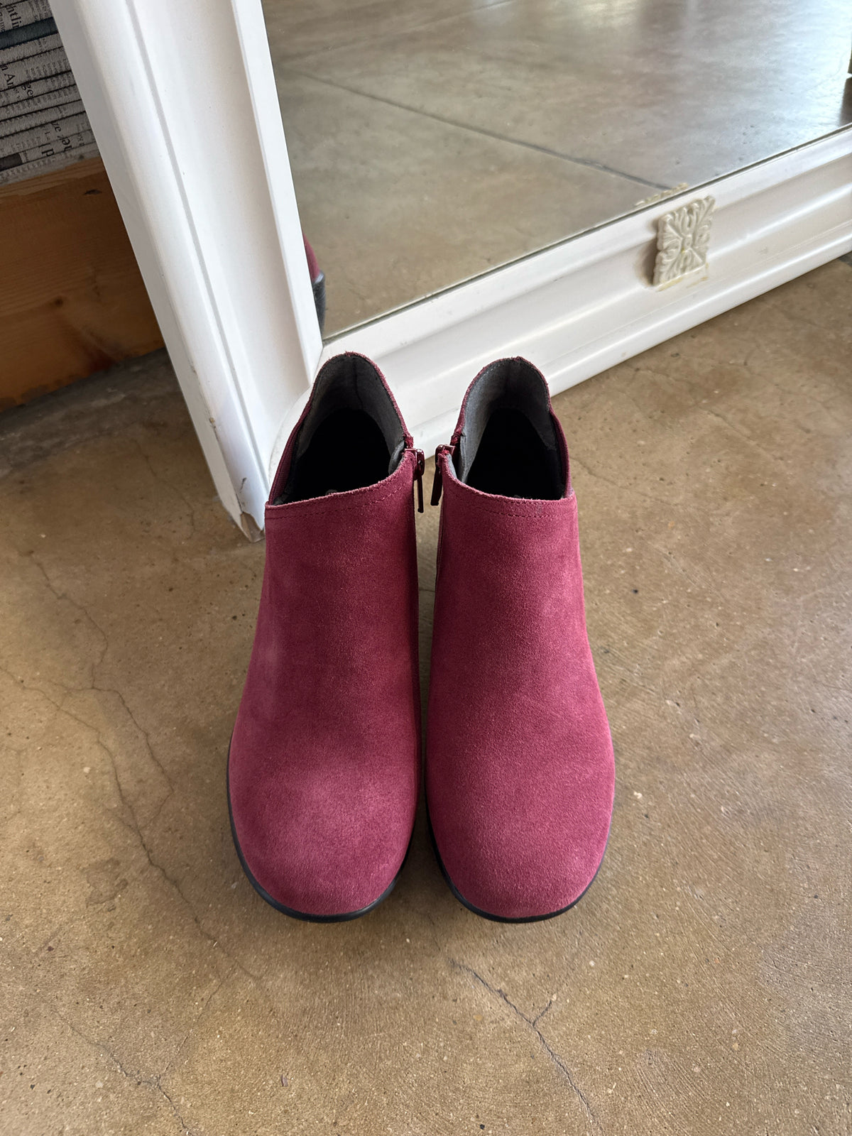 Skechers Shoe Size 7 Maroon Clogs