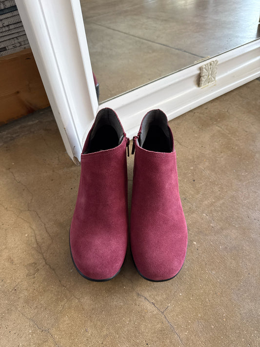 Skechers Shoe Size 7 Maroon Clogs