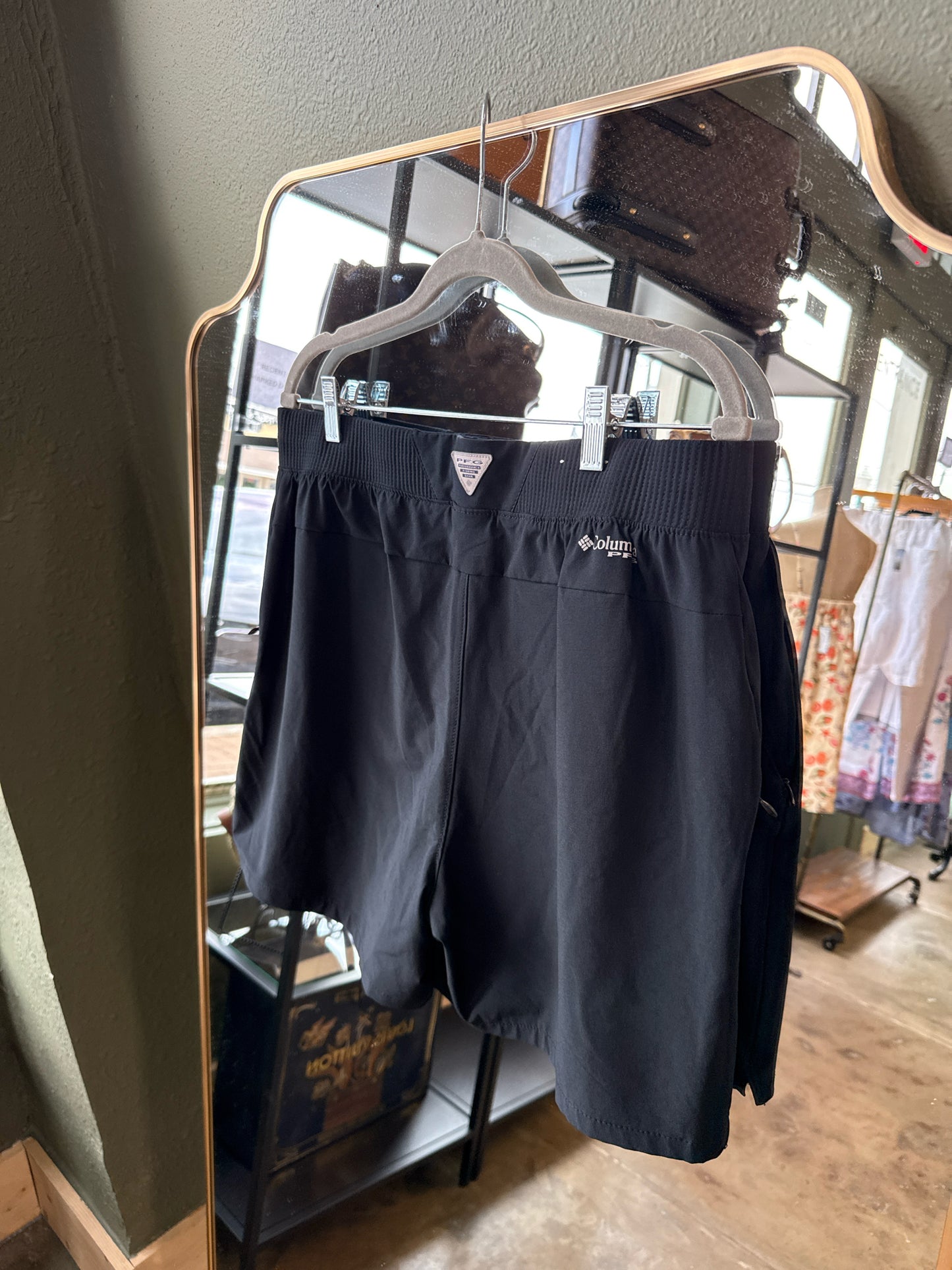 Columbia Size L Black Shorts