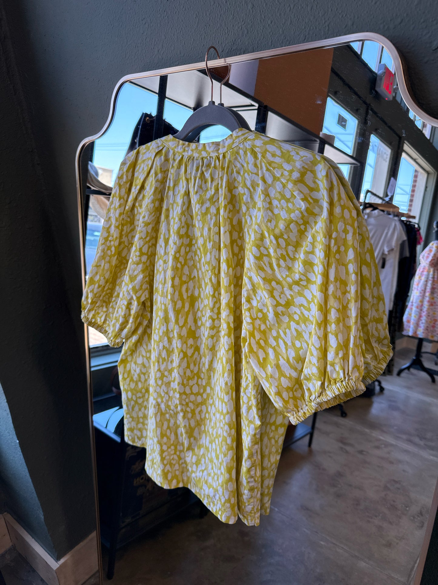who what wear Size M Yellow Printed Top