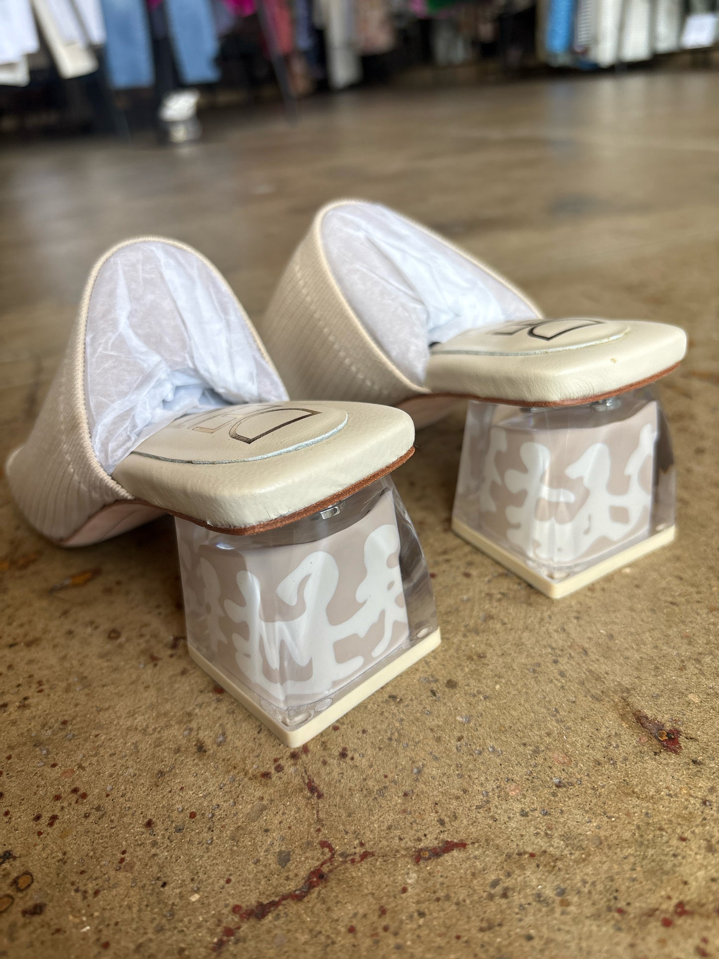 Deltan Shoe Size 6 Ivory Heels