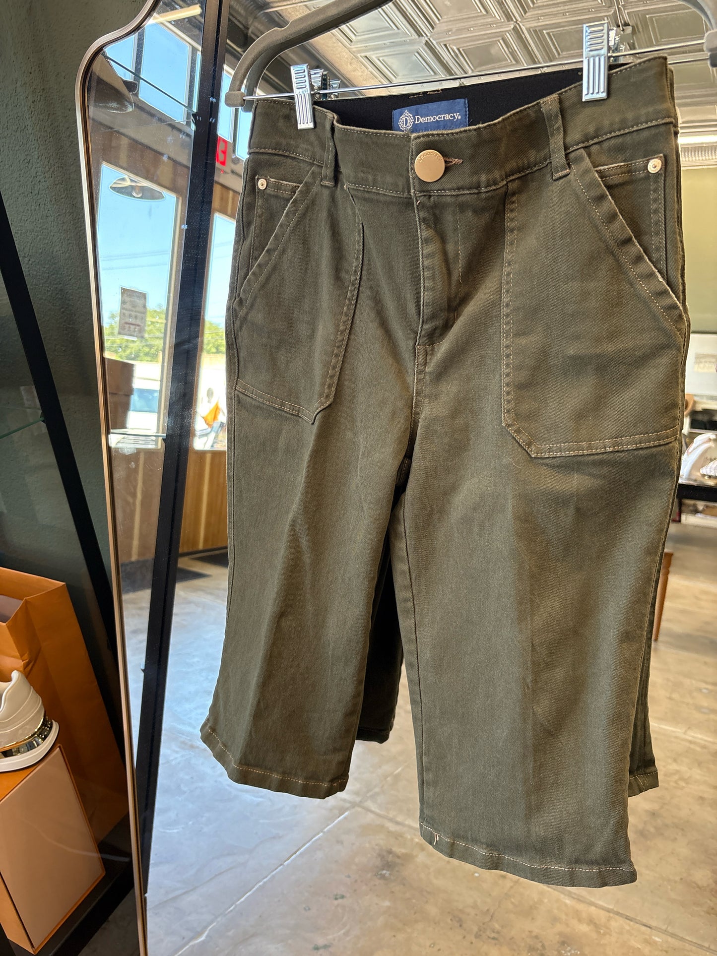 Democracy Size 6 Olive Green Capris