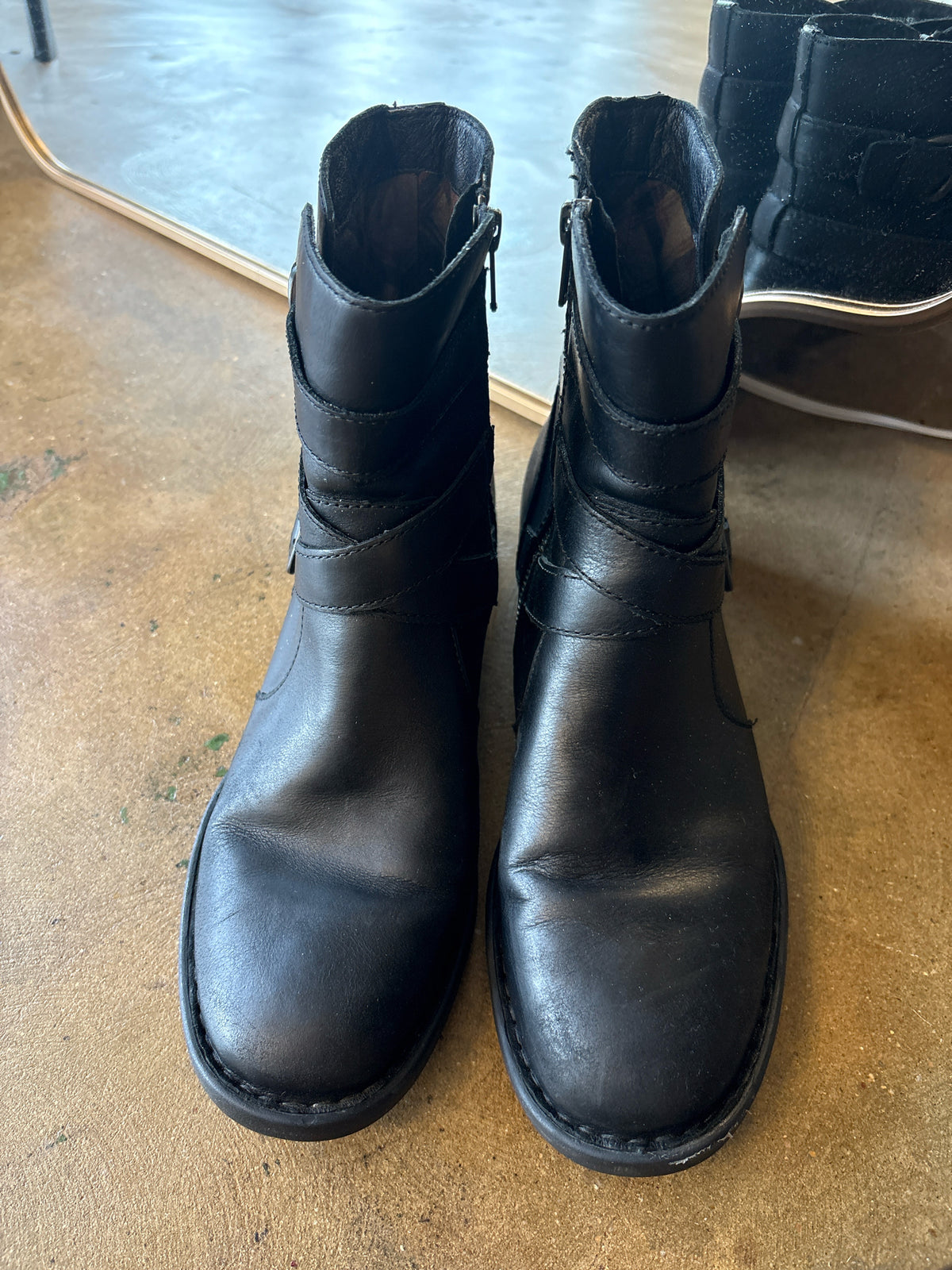 Born Shoe Size 9M Black Boots