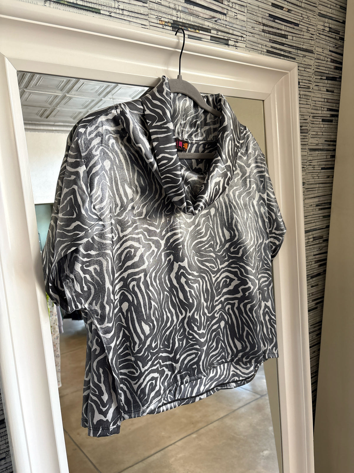 Isle Size M silver/white Top