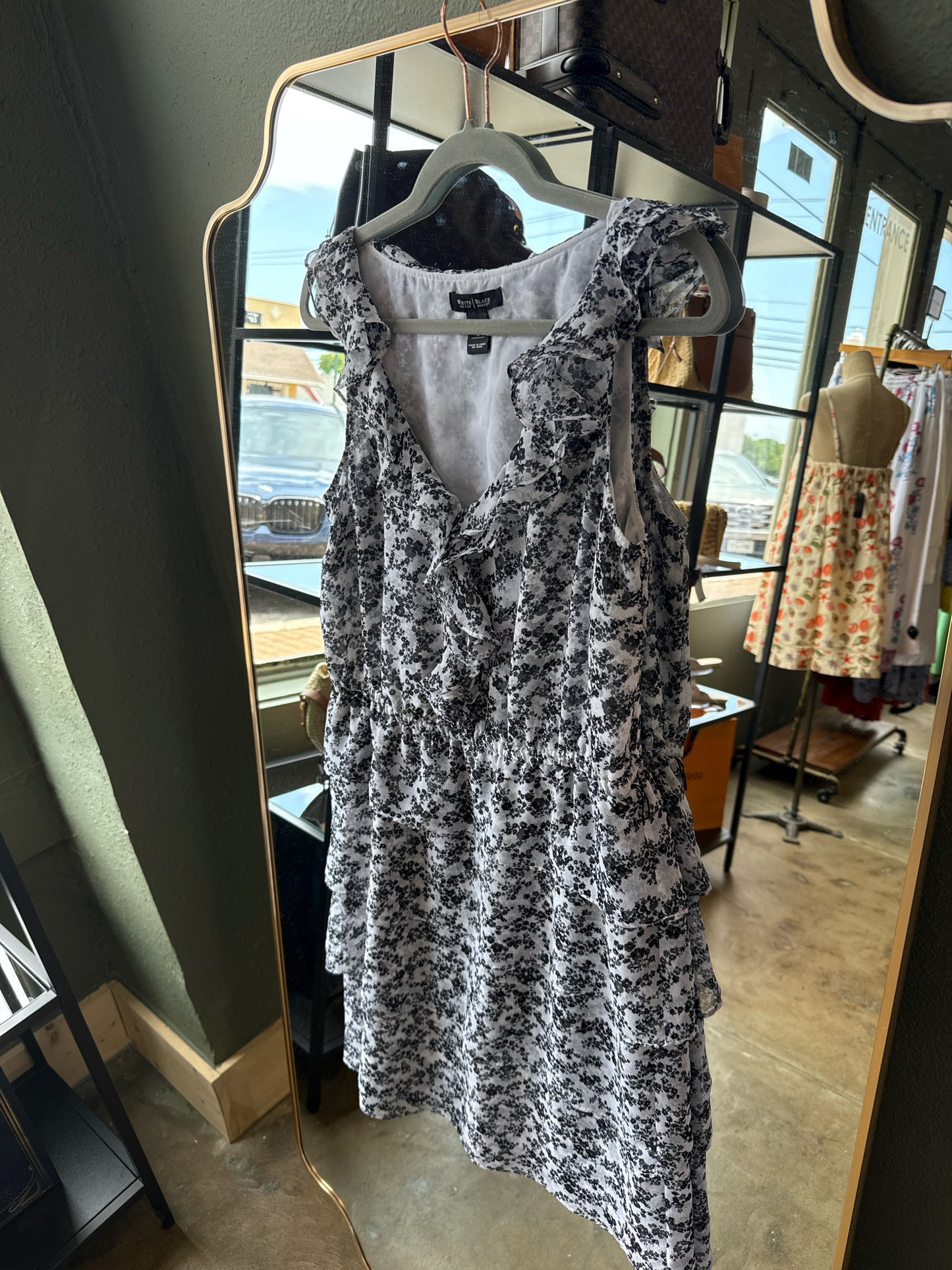 White House Black Market Size 8 Black/White Dress