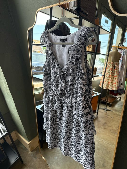 White House Black Market Size 8 Black/White Dress
