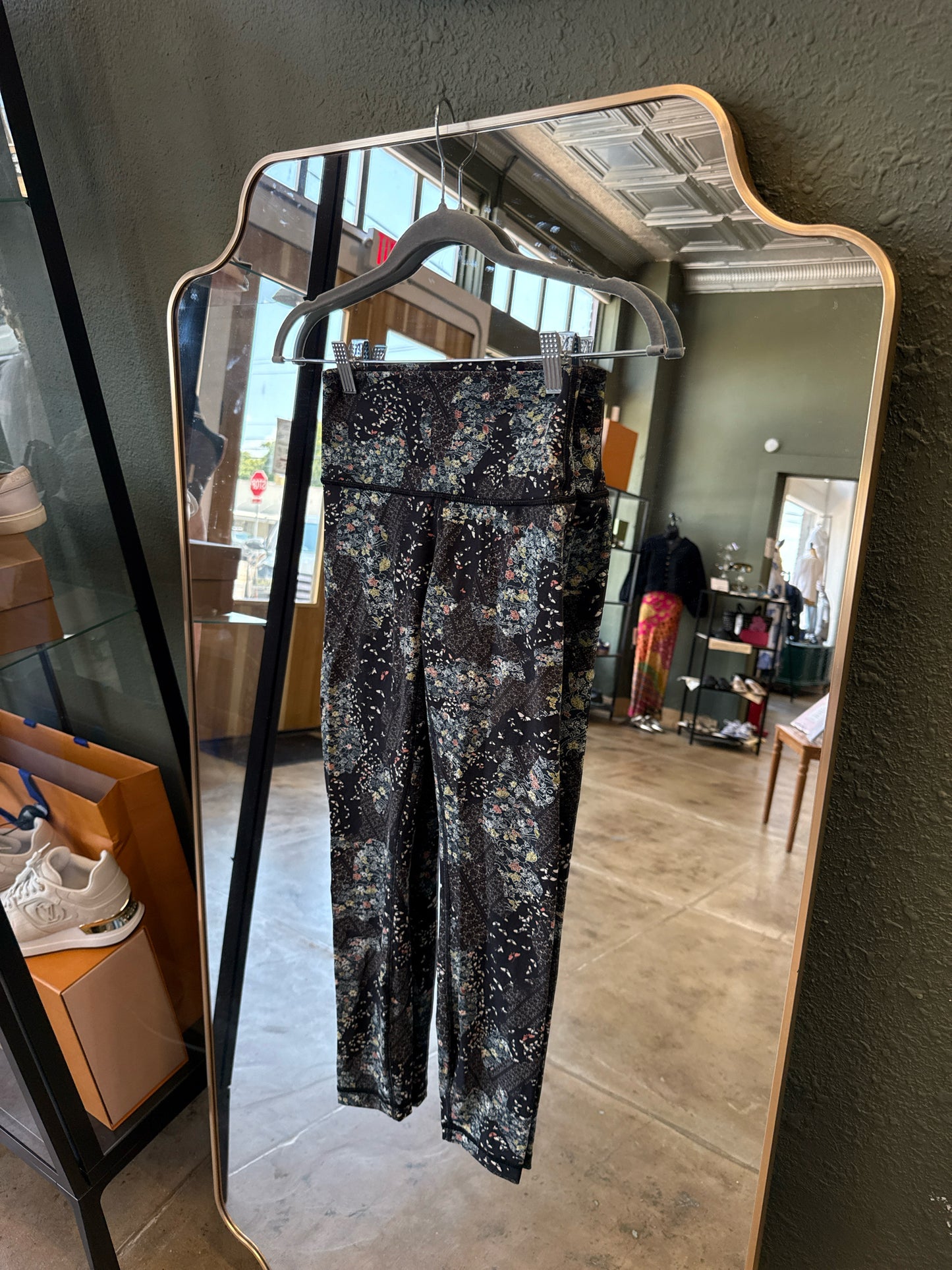 Lululemon Size 4 Black/Multi Legging