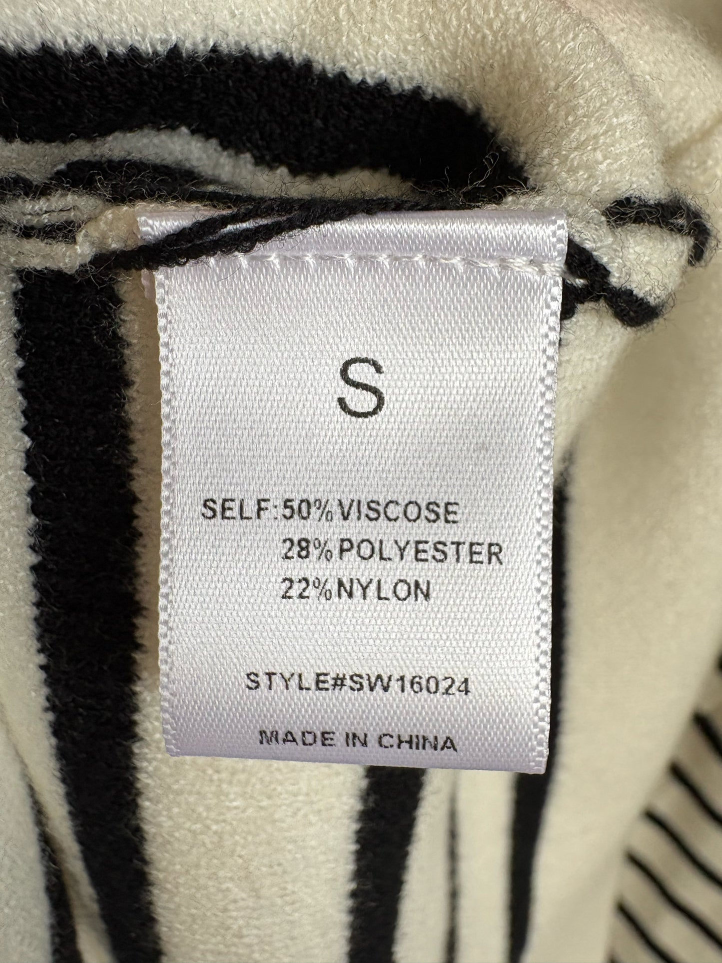 SEE AND BE SEEN Size M B&W Sweater