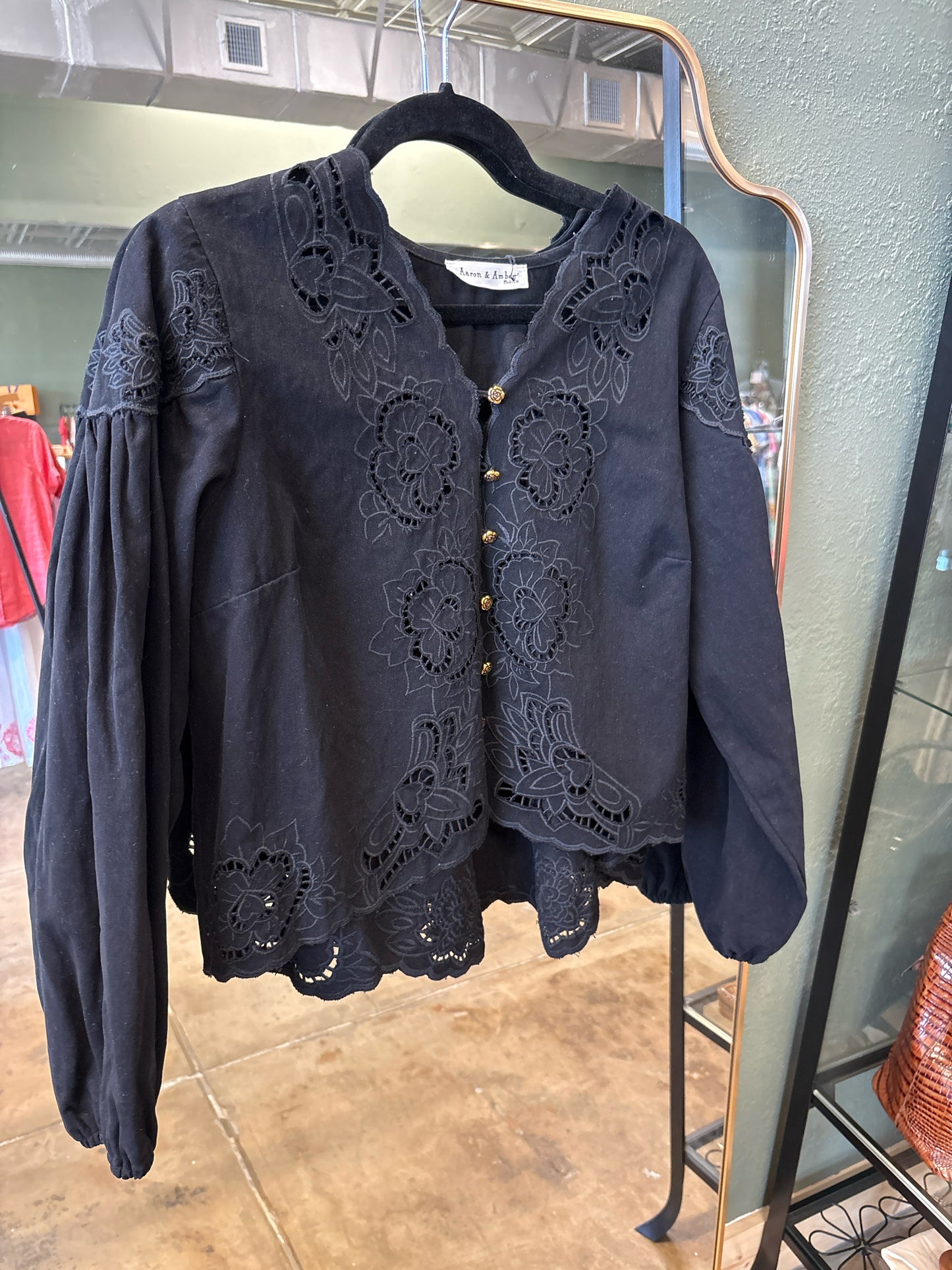 Aaron & Amber Size M Black Top