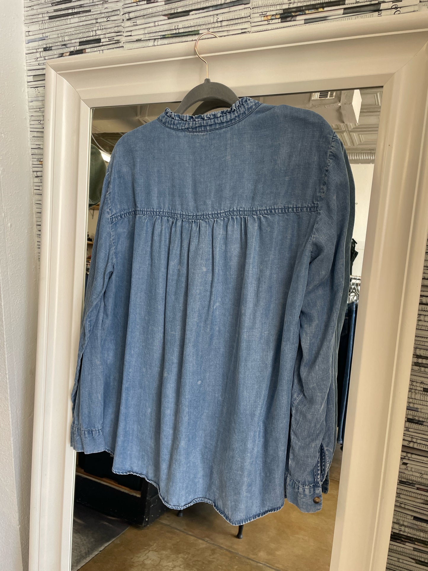 Jane & Delancey Size M Chambray Top