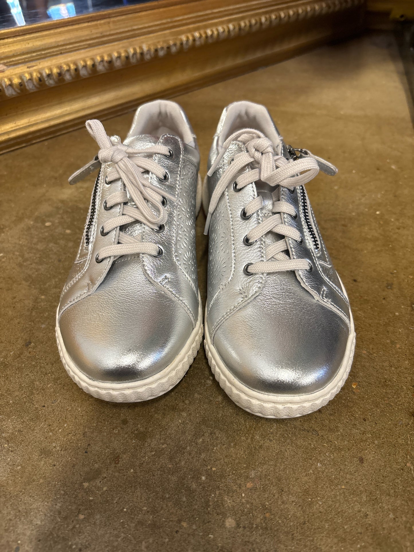 Clarks Shoe Size 7.5 Silver Floral Sneakers