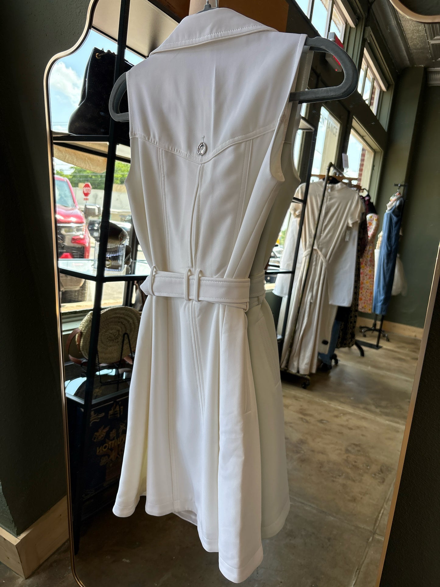 White House Black Market Size 00 White Sleeveless Dress