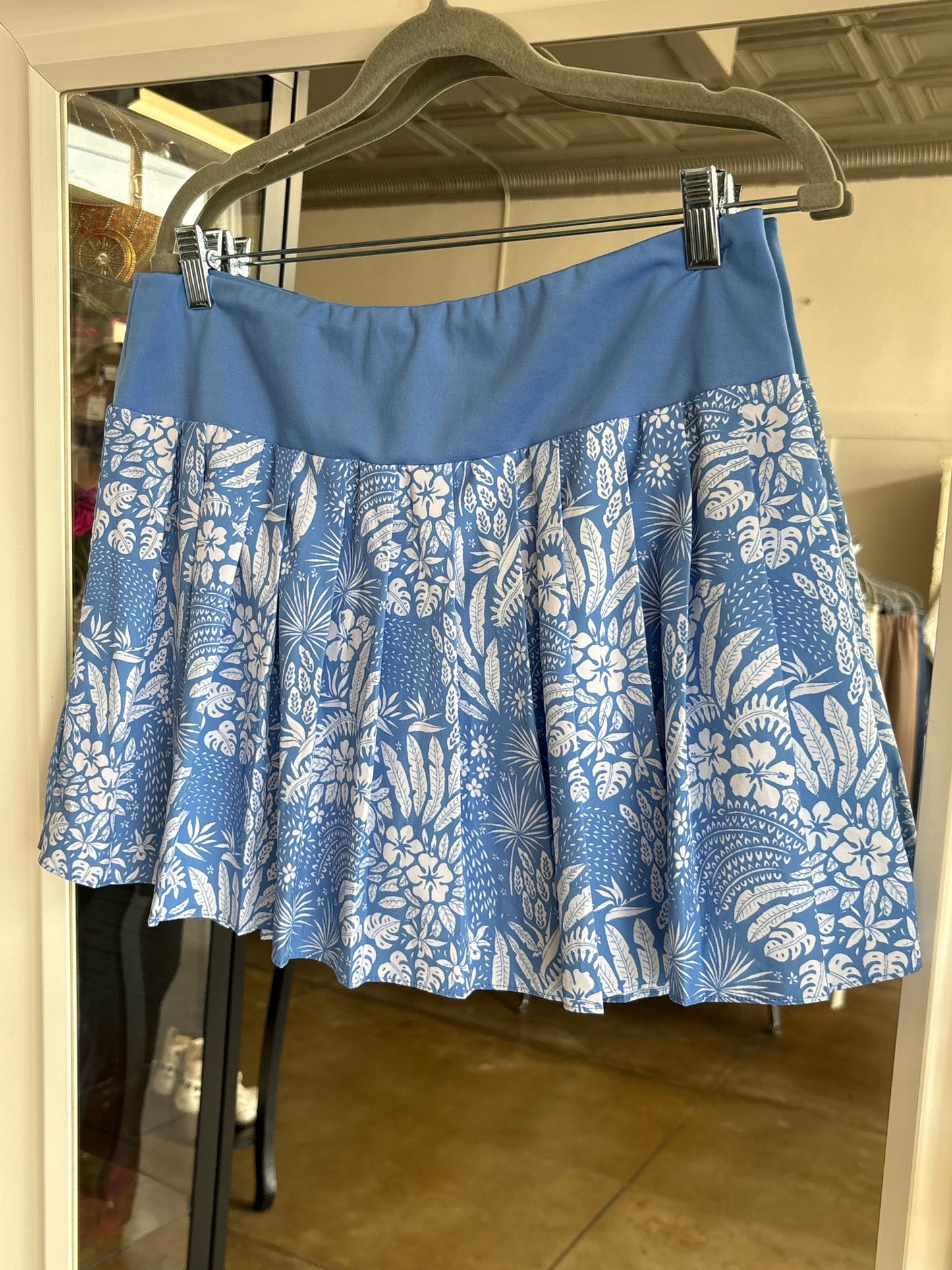 Tommy Bahama Size L Blue/White Tropical Floral Skort