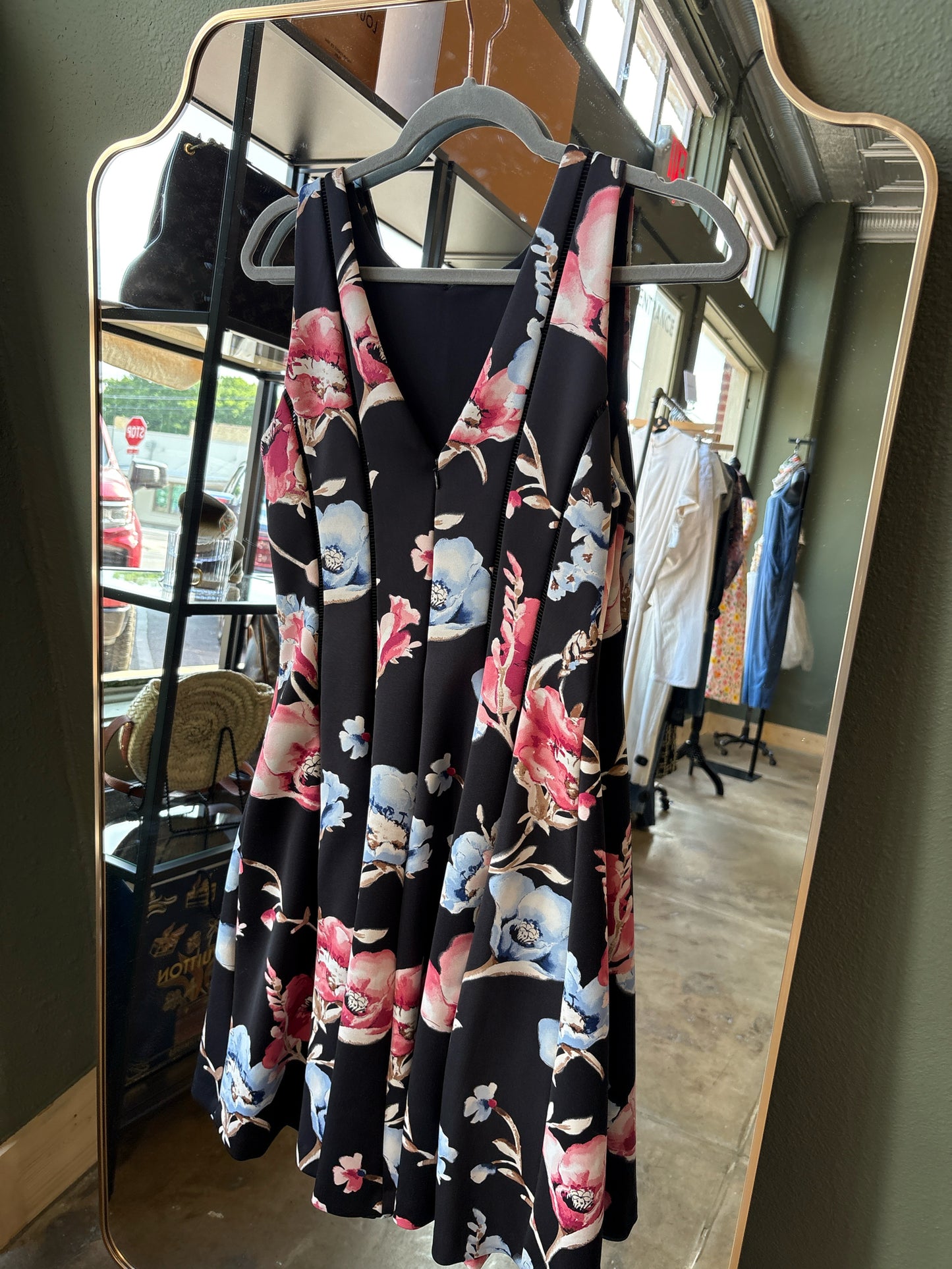 White House Black Market Size 6 black + multi Sleeveless Dress