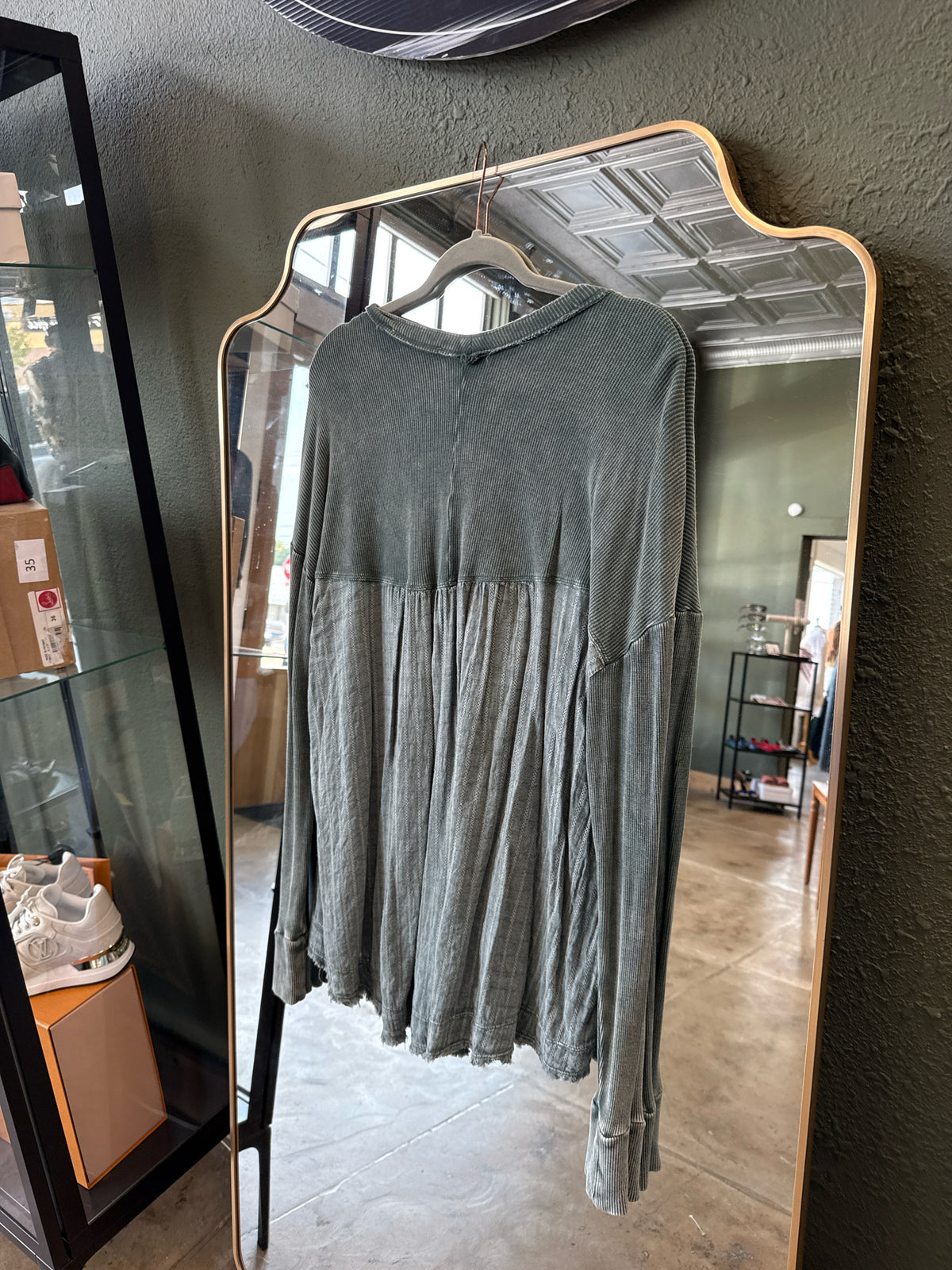 three bird nest Size M Green Top