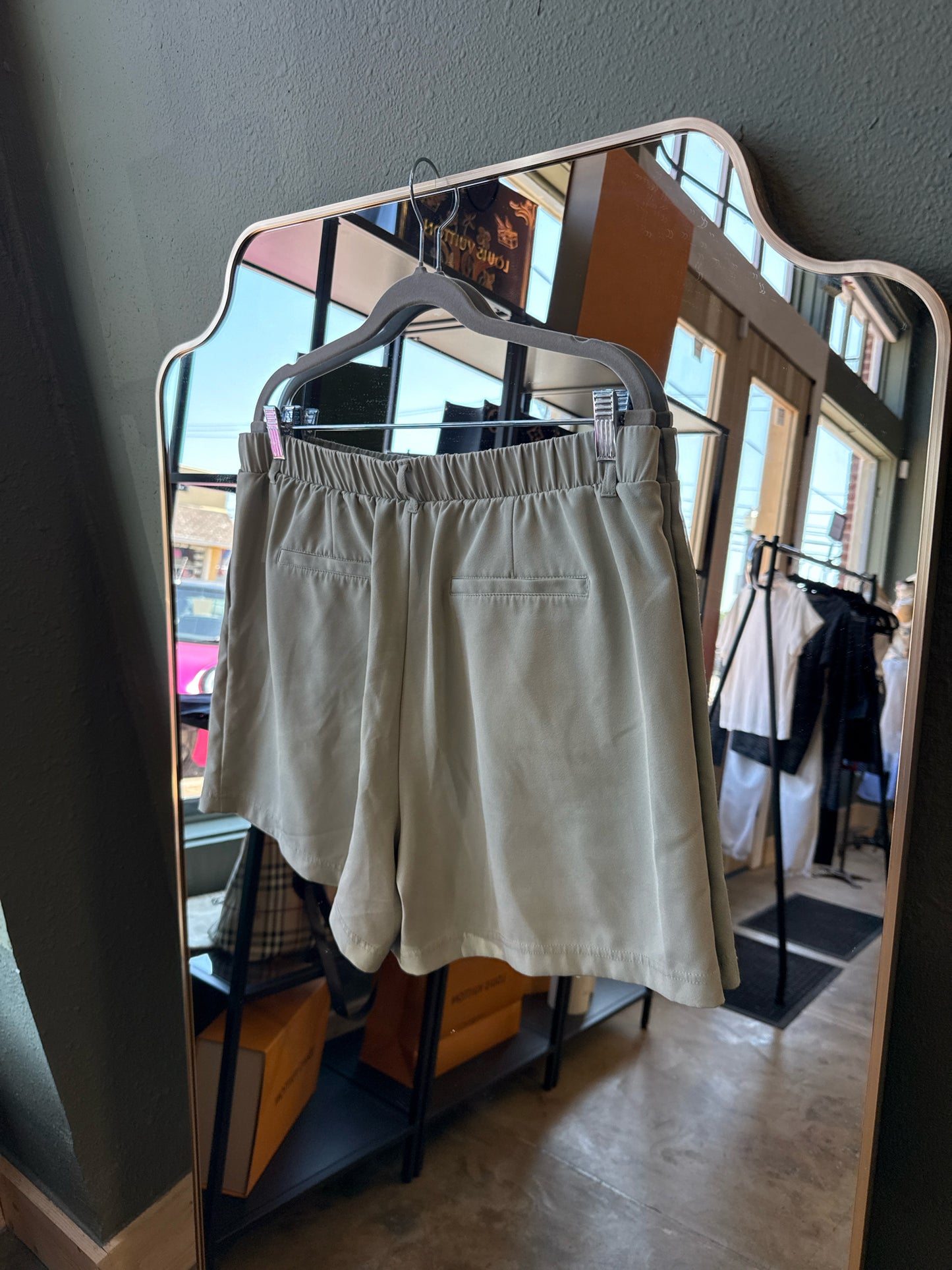 32 Degrees Size L Green Shorts