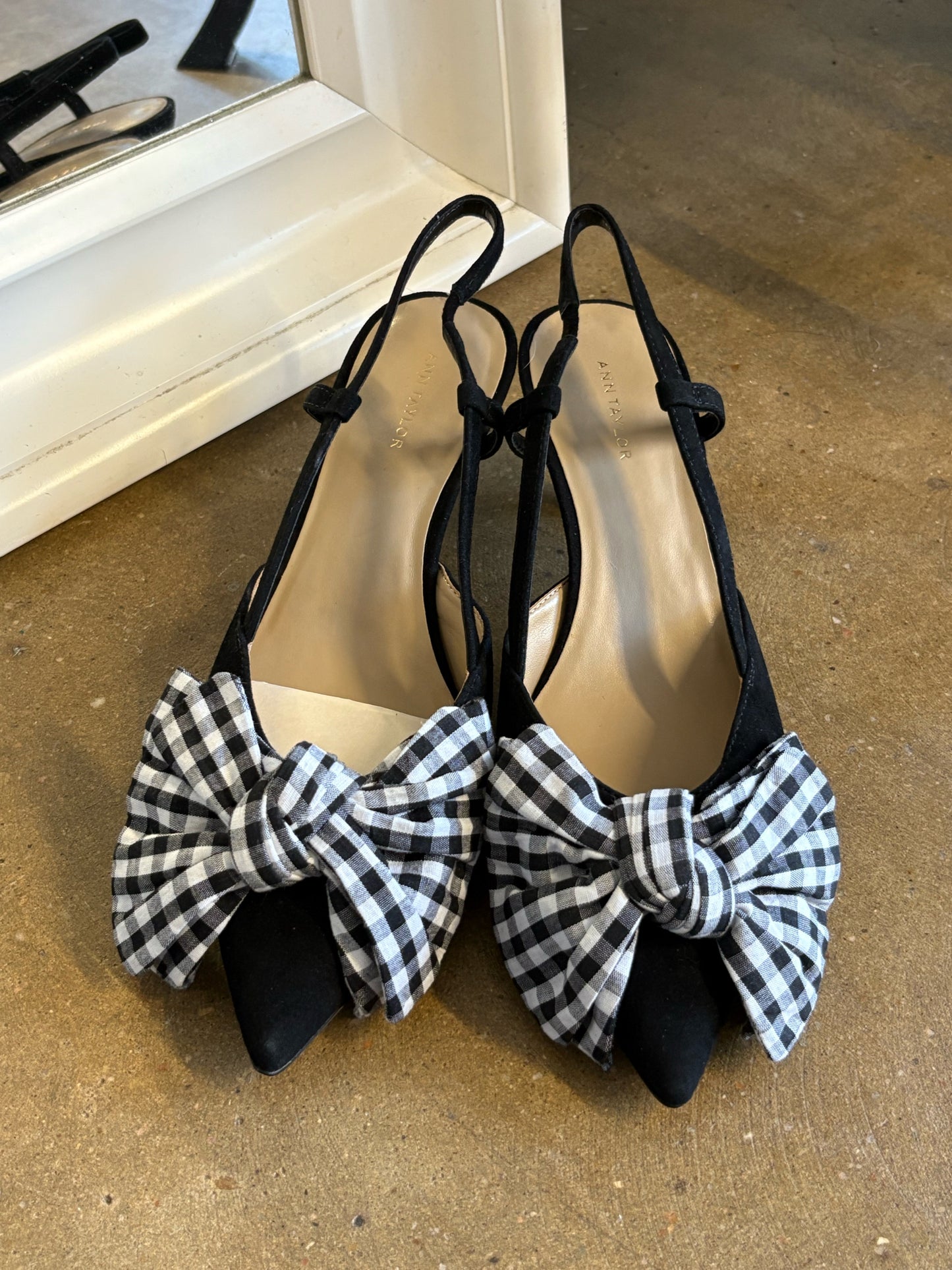 ANN TAYLOR Shoe Size 7 B&W bow Heels