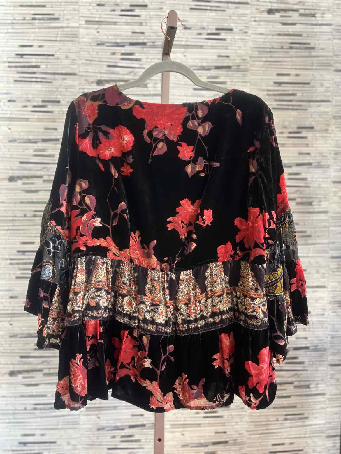 John Mark Size S Black/Red Floral Top