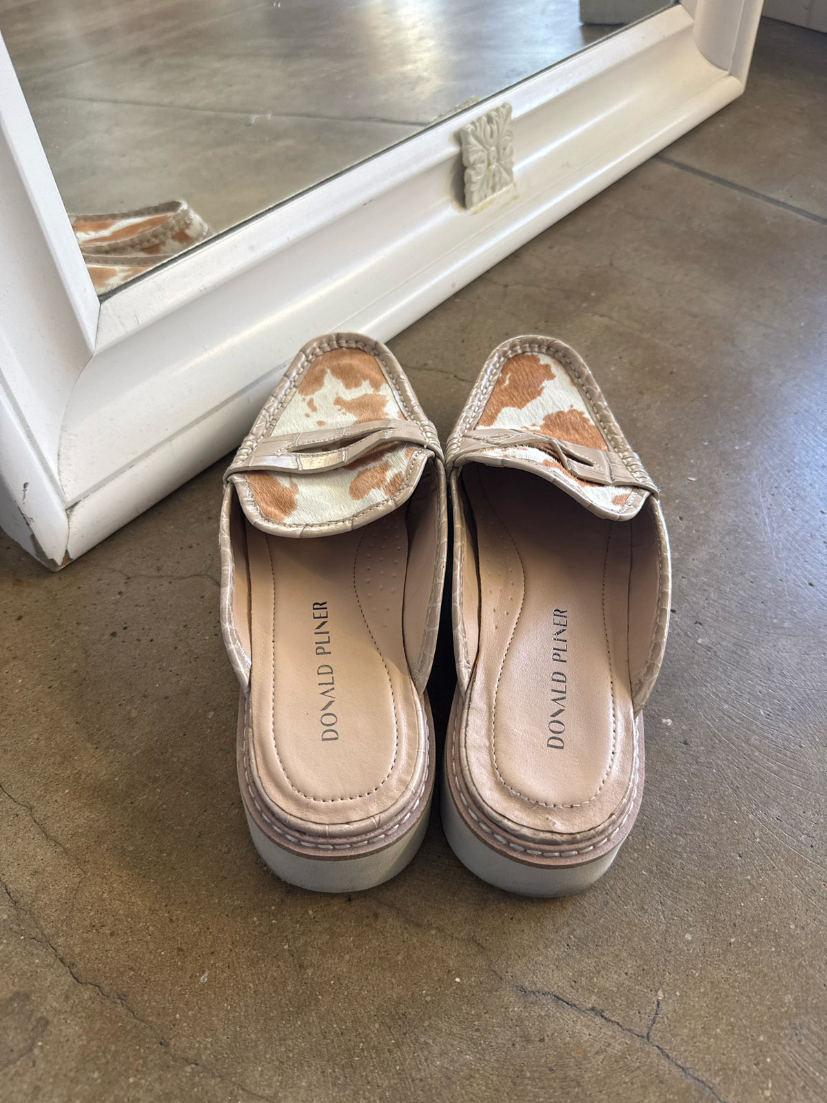 Donald Pliner Shoe Size 8.5 Cream/Tan Flats