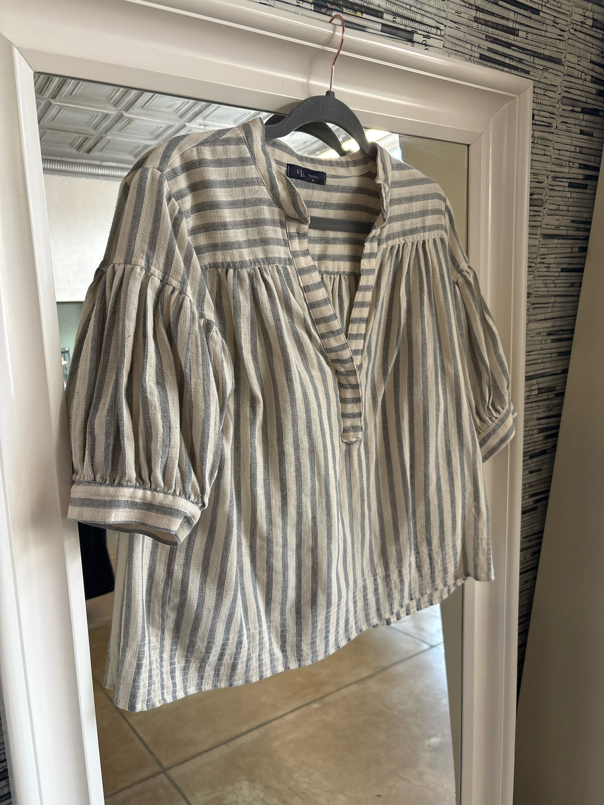 KLd Size M Gray & Off White Top