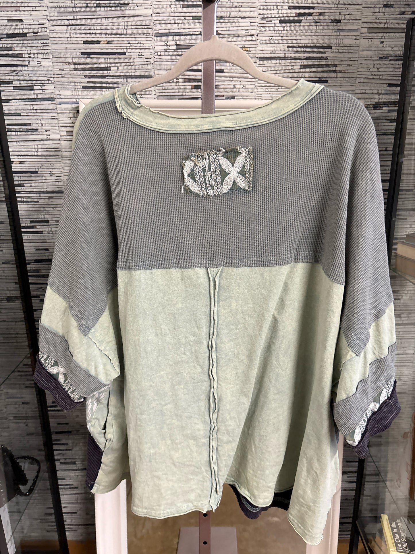 Oli & Hali Size L Top
